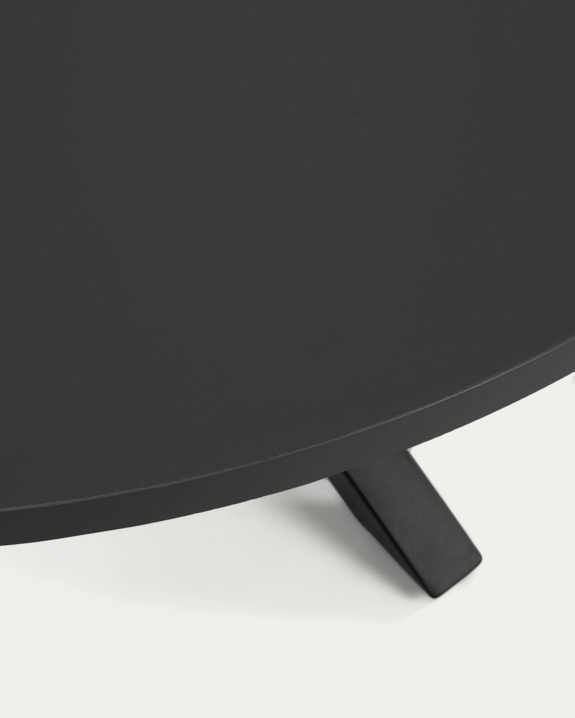 Moderner runder Tisch Argo von Kave Home, Ø 120 cm, mit eleganter MDF-Platte und stabilen Stahlbeinen – ideal für gesellige Essmomente.