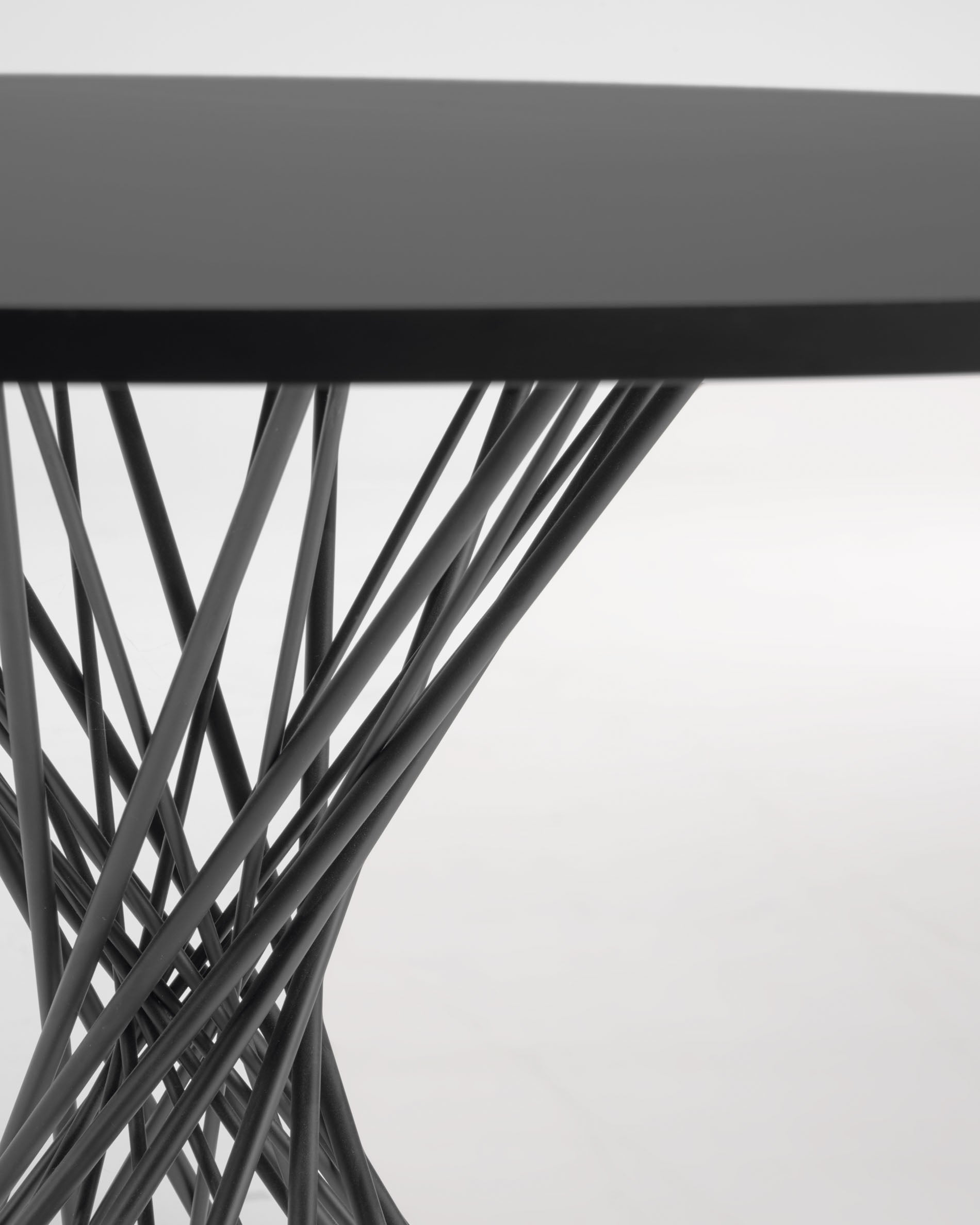 Moderner Niut Tisch von Kave Home: Ø 120 cm, schwarz lackiertes MDF, robuste Stahlbeine. Ideal für gesellige Runden, pflegeleicht und stilvoll.