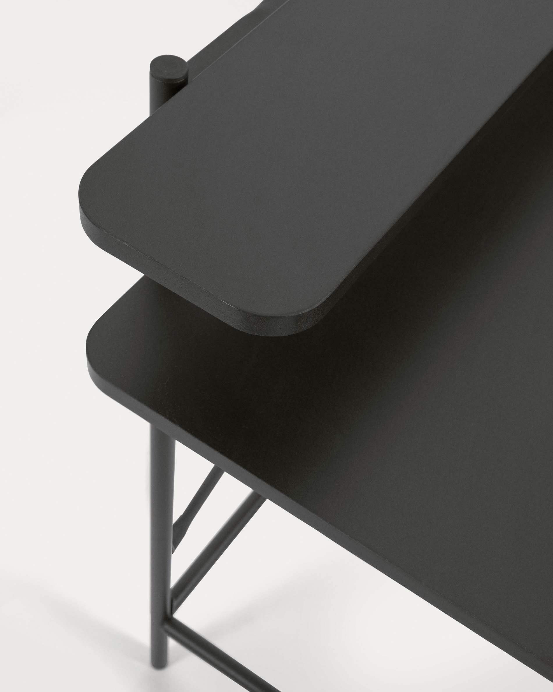 Eleganter Galatia Tisch von Kave Home, 120 x 60 cm, mit pflegeleichter Melaminoberfläche und robusten Metallbeinen für zeitgemäße Wohnräume.