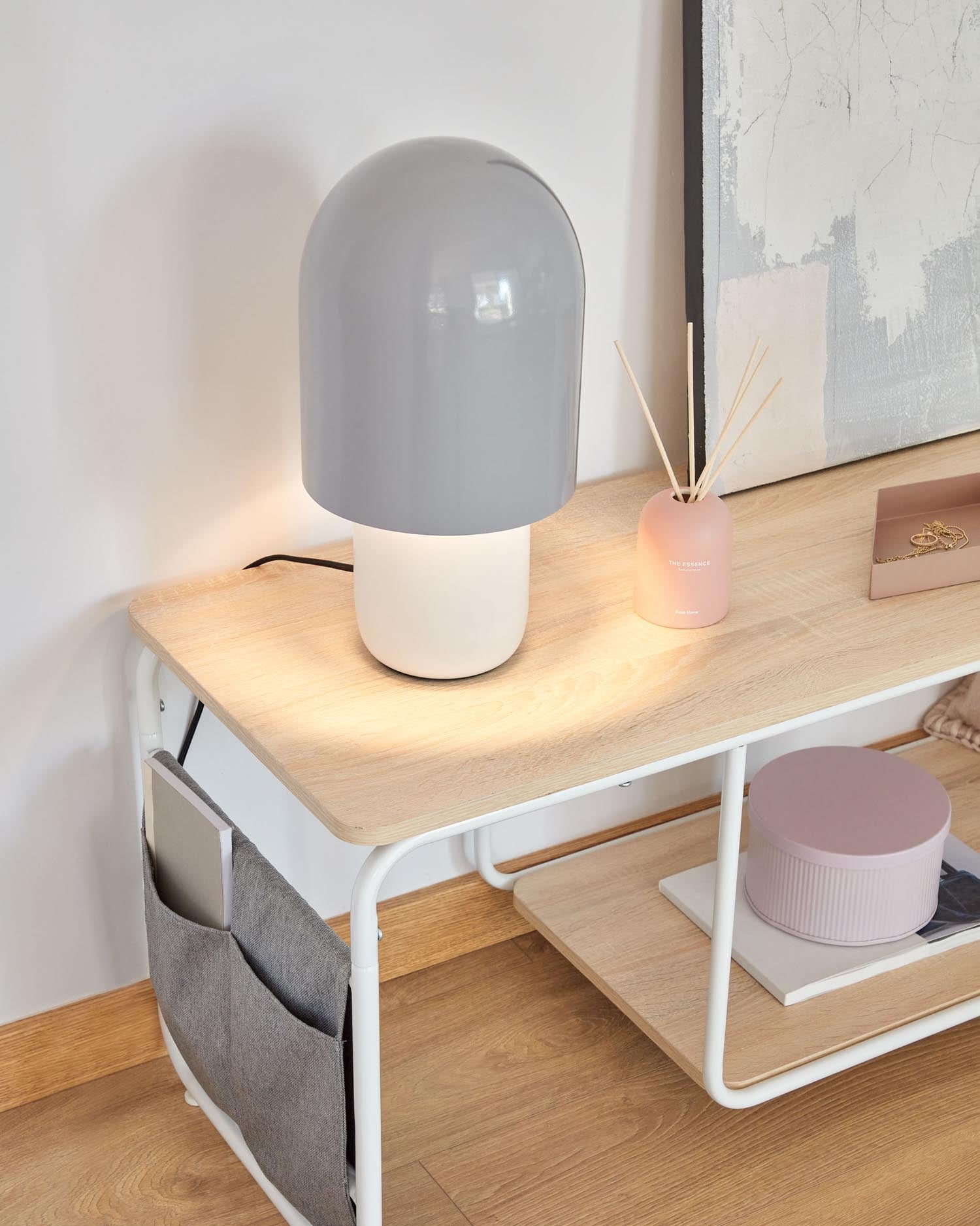 Entdecken Sie den eleganten Yamina TV-Schrank von Kave Home: Hochwertiges Melamin, stabiler Metallrahmen und praktische Stofftaschen für stilvolle Ordnung.