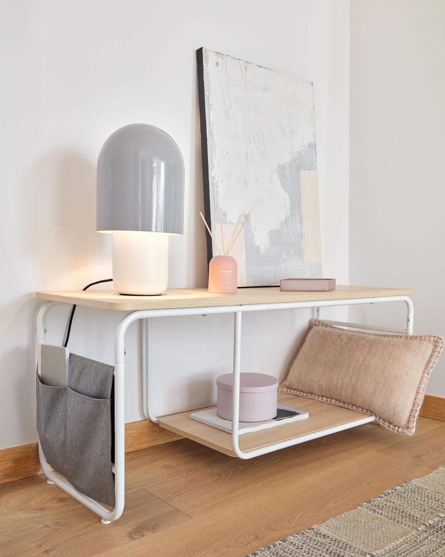 Eleganter TV-Schrank aus Melamin und Stahl, 110x46 cm, mit weissem Finish und Stofftaschen für stilvolle Ordnung.