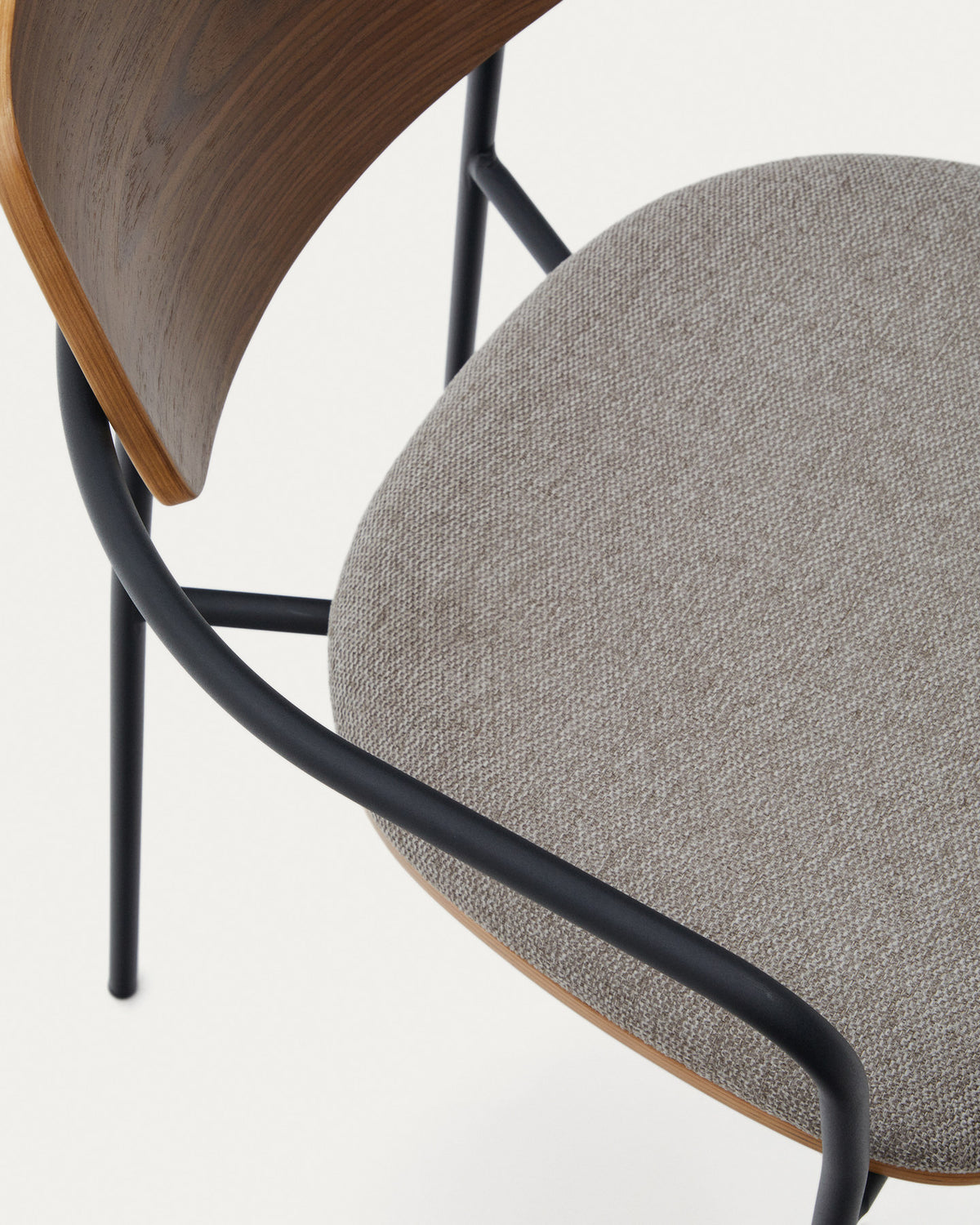 Maureen stapelbarer Stuhl Pappelschichtholz helles Finish Metallbeine in Schwarz FSC 100% in Taupe präsentiert im Onlineshop von KAQTU Design AG. Stuhl mit Armlehne ist von Kave Home