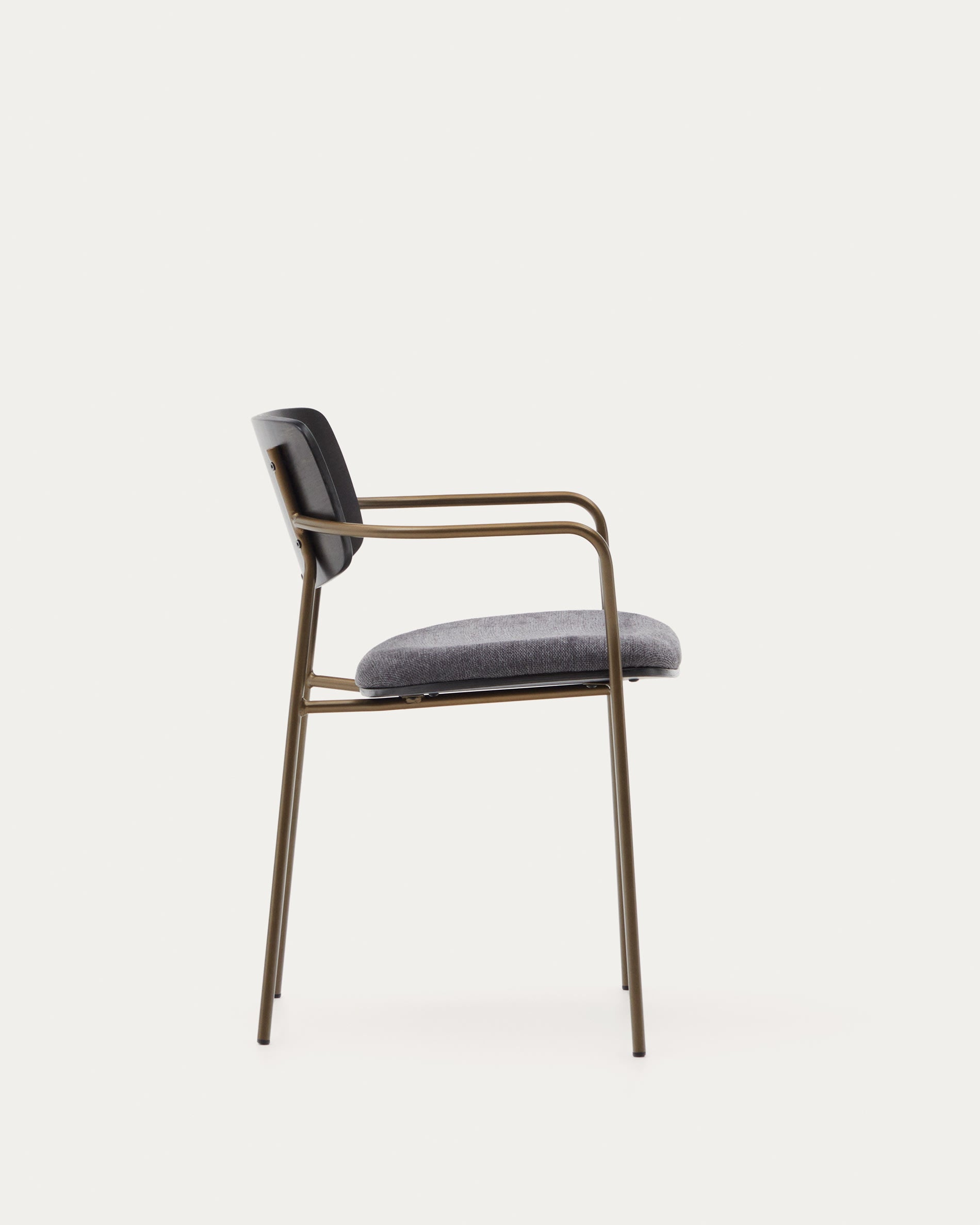 Stapelbarer Maureen Stuhl: Edles Eschenfurnier & Messingakzente.