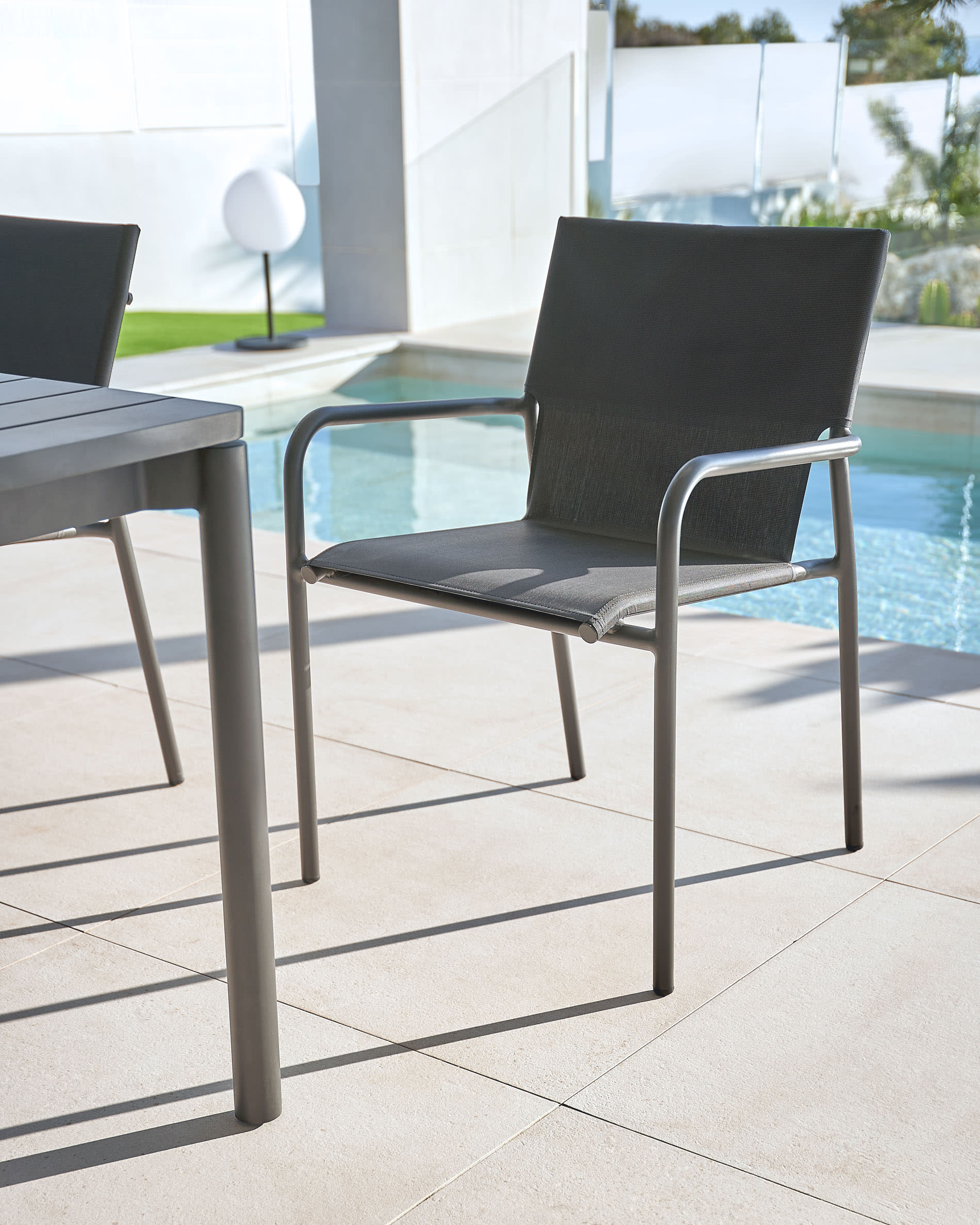 Entdecke den Zaltana ausziehbaren Outdoor-Tisch von Kave Home: elegantes, wetterfestes Aluminium in mattem Dunkelgrau, ideal für gesellige Anlässe.