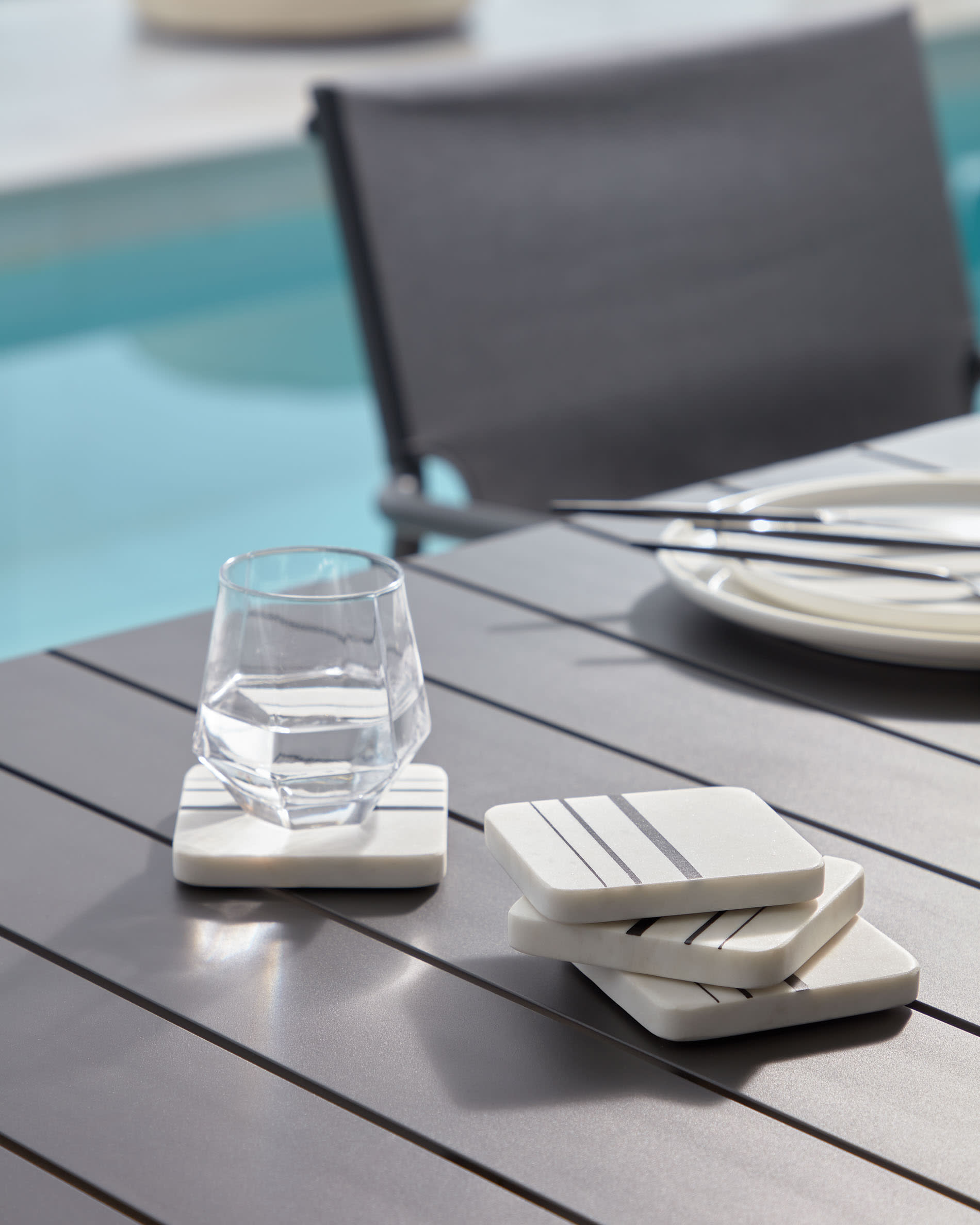 Erlebe den Zaltana Outdoor-Tisch von Kave Home: Ausziehbar, robust und stilvoll in mattem Dunkelgrau – perfekt für jede Gartenfeier!