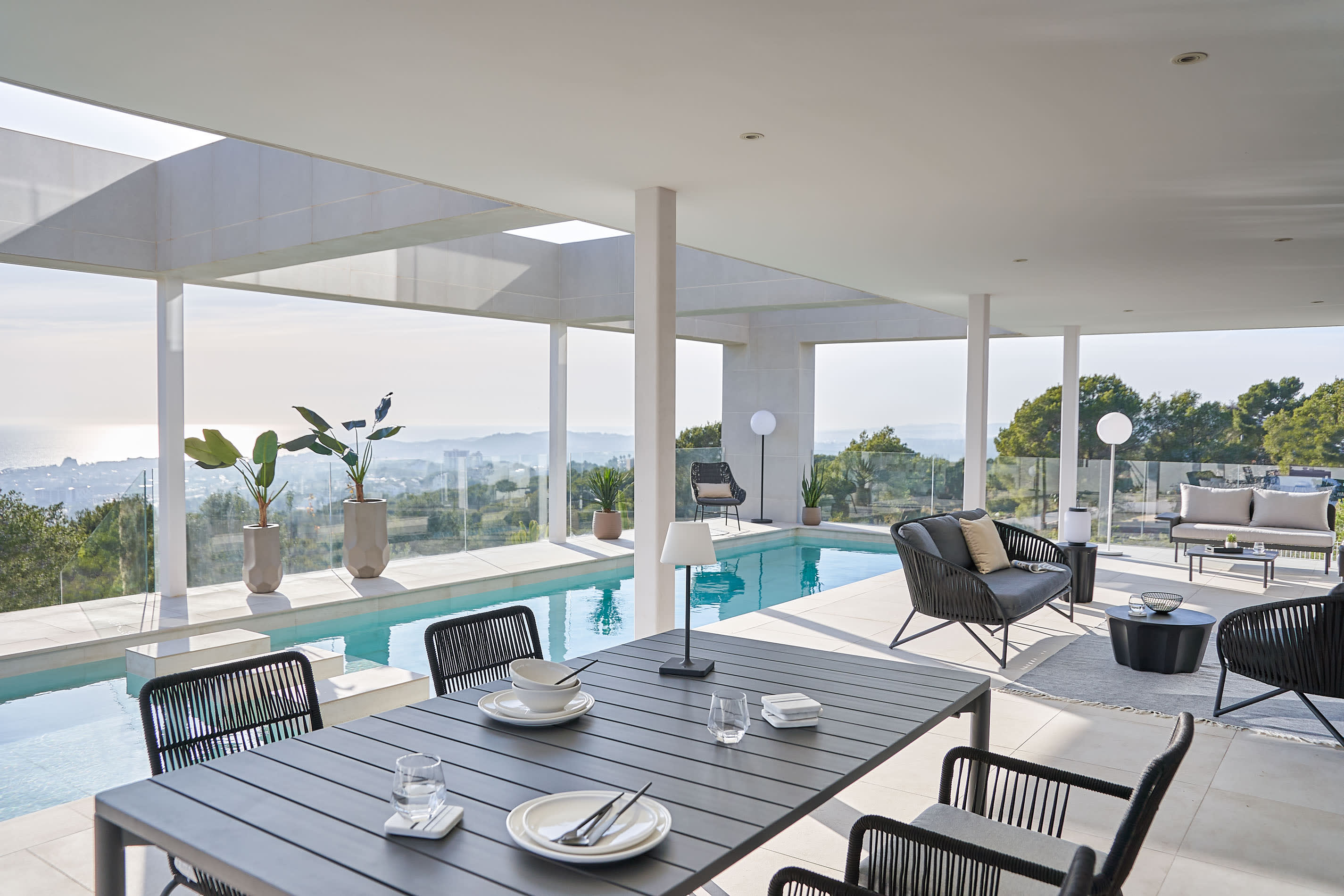 Moderner Zaltana Outdoor-Tisch aus Aluminium, matt dunkelgrau, ausziehbar von 180 auf 240 cm, perfekt für stilvolle Aussenbereiche.