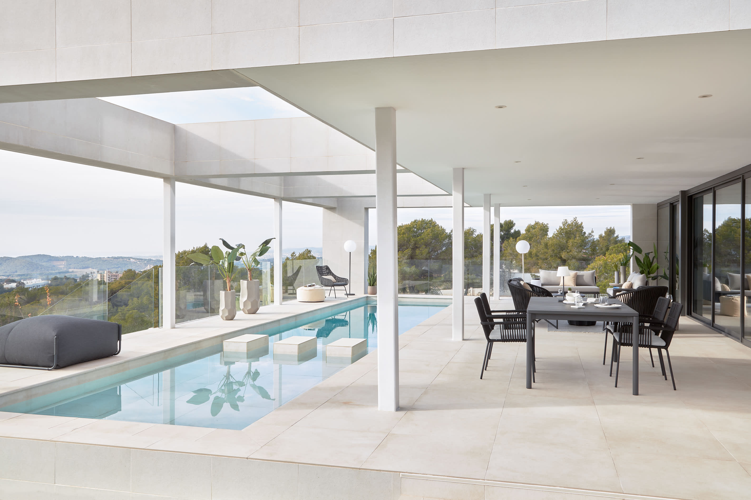 Zaltana Outdoor-Tisch, Aluminium, matt dunkelgrau, ausziehbar 180-240 cm, modern und ideal für elegante Aussenbereiche.