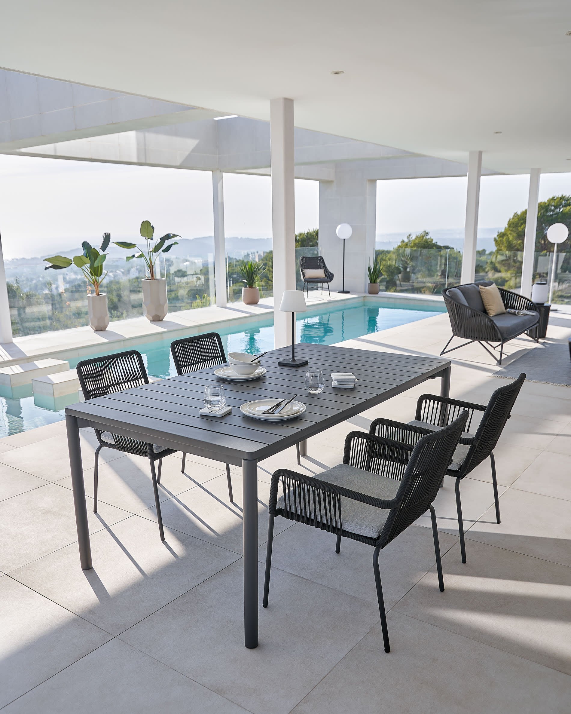 Zaltana Outdoor-Tisch, Aluminium, matt dunkelgrau, ausziehbar 180-240 cm, modern und ideal für elegante Aussenbereiche.