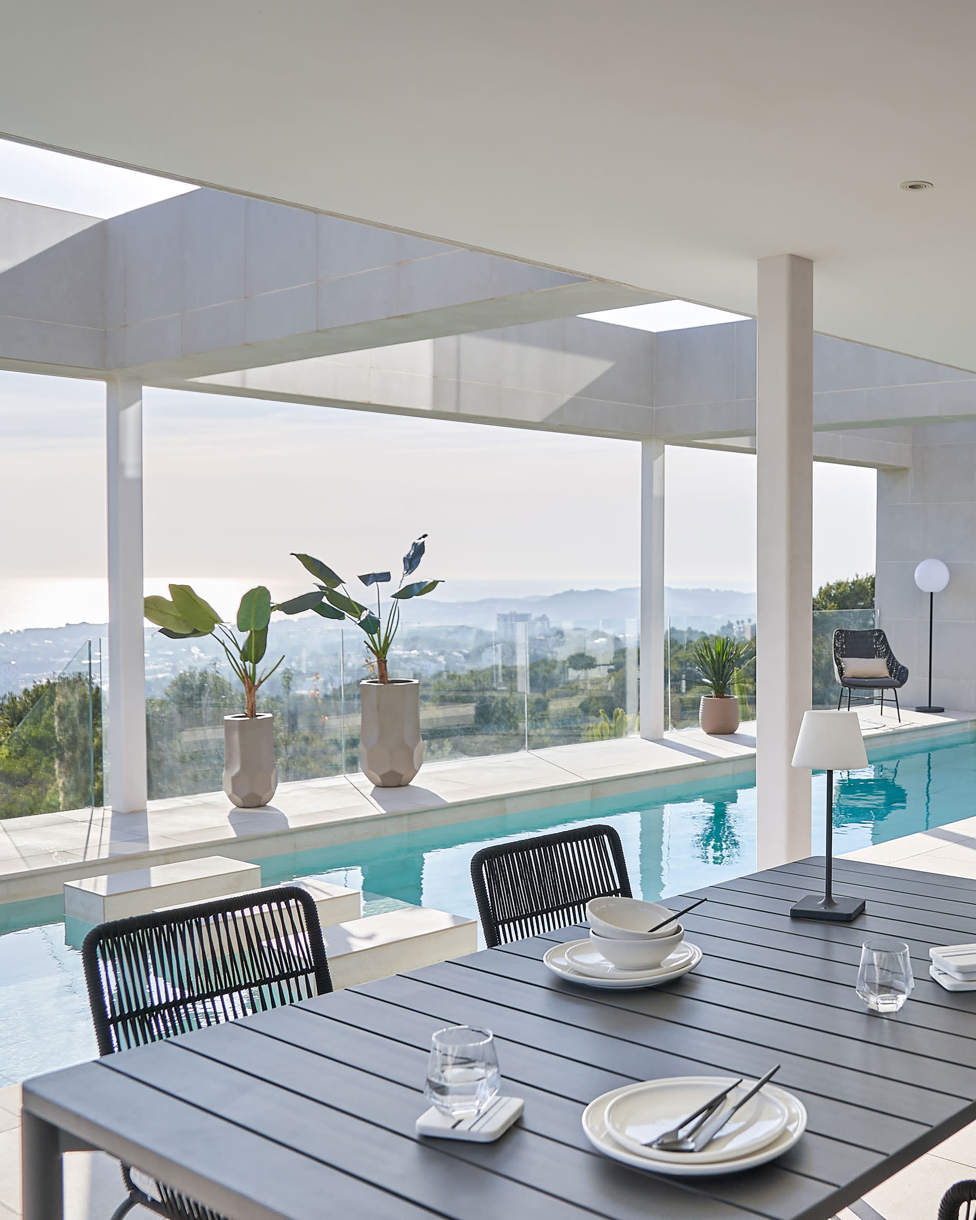 Zaltana Outdoor-Tisch, Aluminium, matt dunkelgrau, ausziehbar 180-240 cm, modern und ideal für elegante Aussenbereiche.