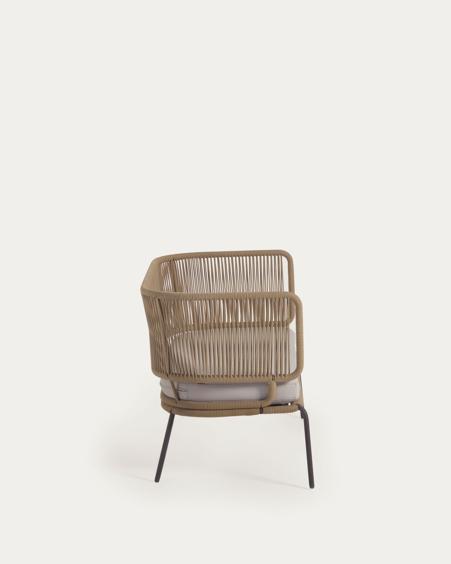 Das Nadin 2-Sitzer Sofa kombiniert beiges Seilgeflecht mit verzinkten Stahlbeinen für stilvolle Outdoor-Möbel.