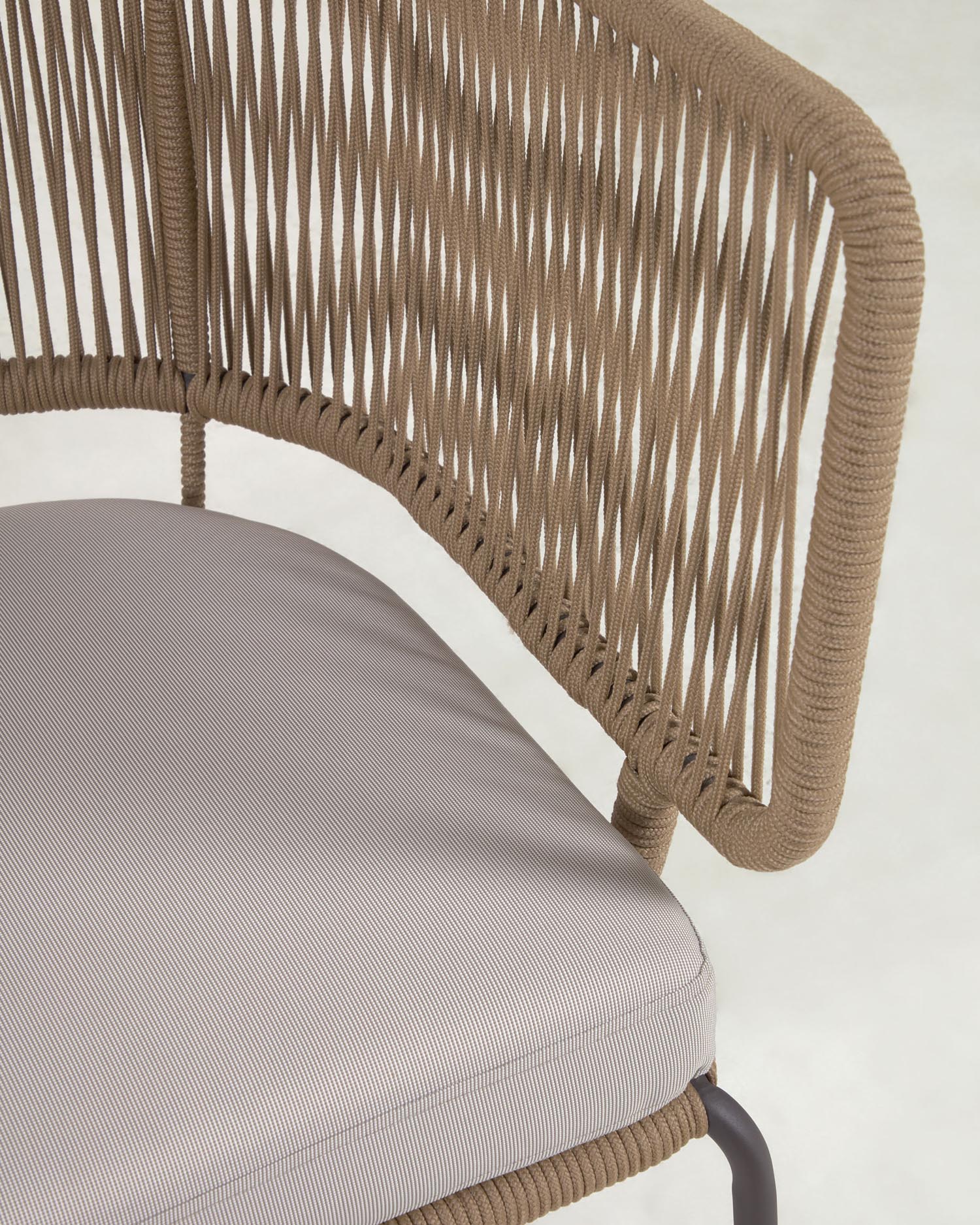 Das Nadin 2-Sitzer Sofa von Kave Home bietet stilvollen Komfort im Freien. Handgefertigtes Seil und verzinkte Stahlbeine garantieren Langlebigkeit und Eleganz.