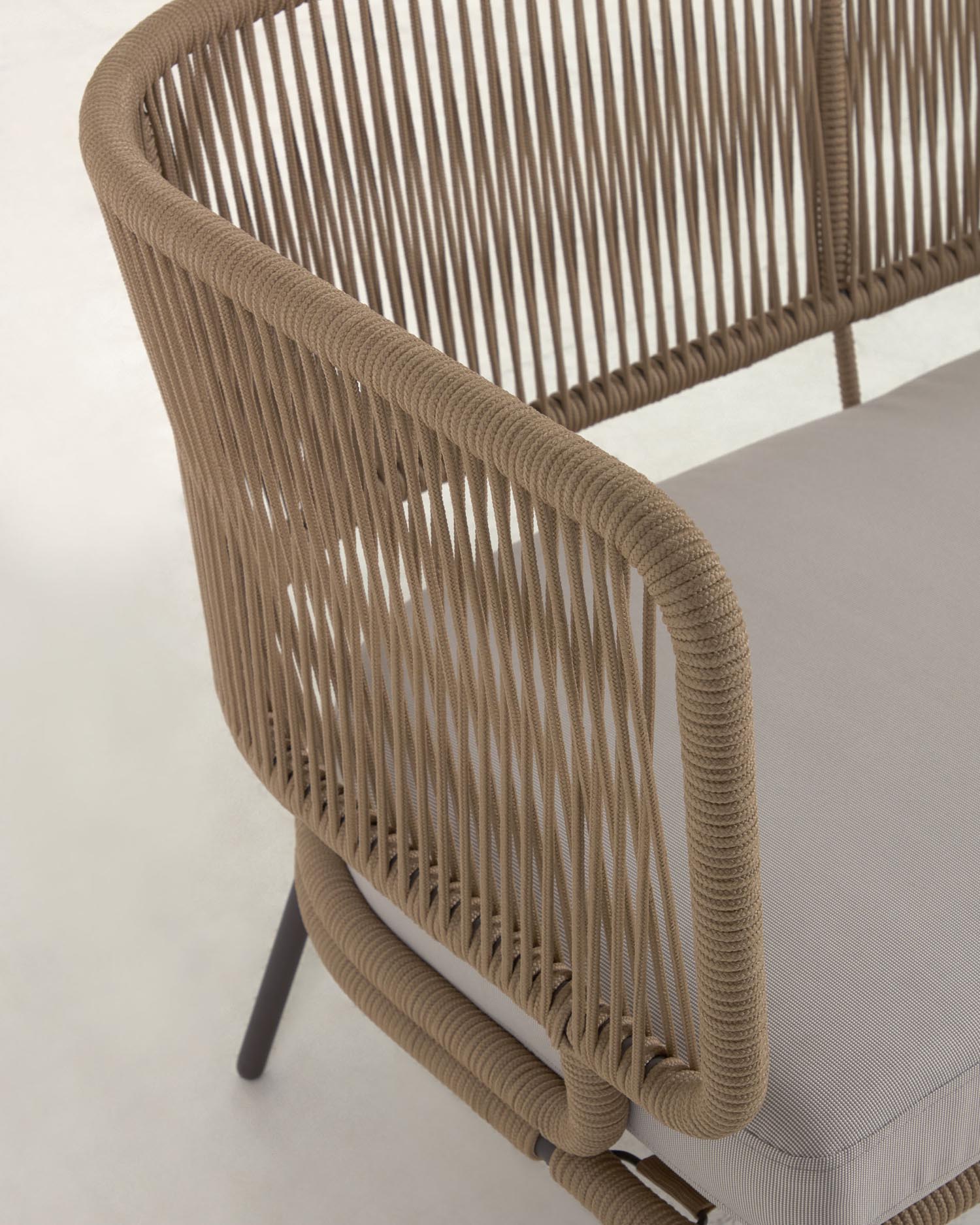 Das Nadin 2-Sitzer Sofa von Kave Home vereint modernes Design mit robustem Komfort. Beigefarbenes Seil und verzinkter Stahl machen es ideal für jeden Außenbereich.