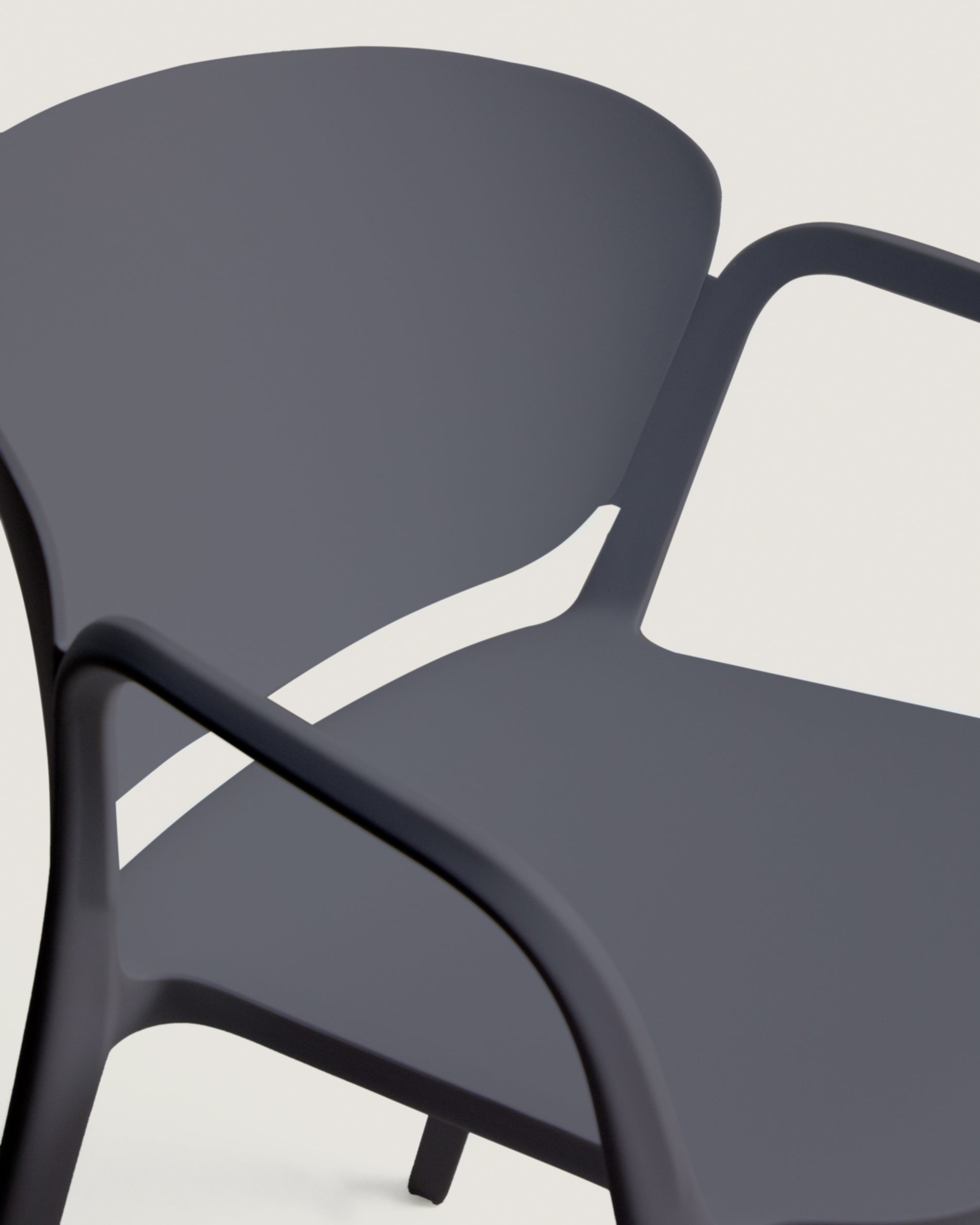 Stapelstuhl Ania in Dunkelgrau, zu 100 % für die Outdoor-Verwendung geeignet in Graphit präsentiert im Onlineshop von KAQTU Design AG. Gartenstuhl ist von Kave Home