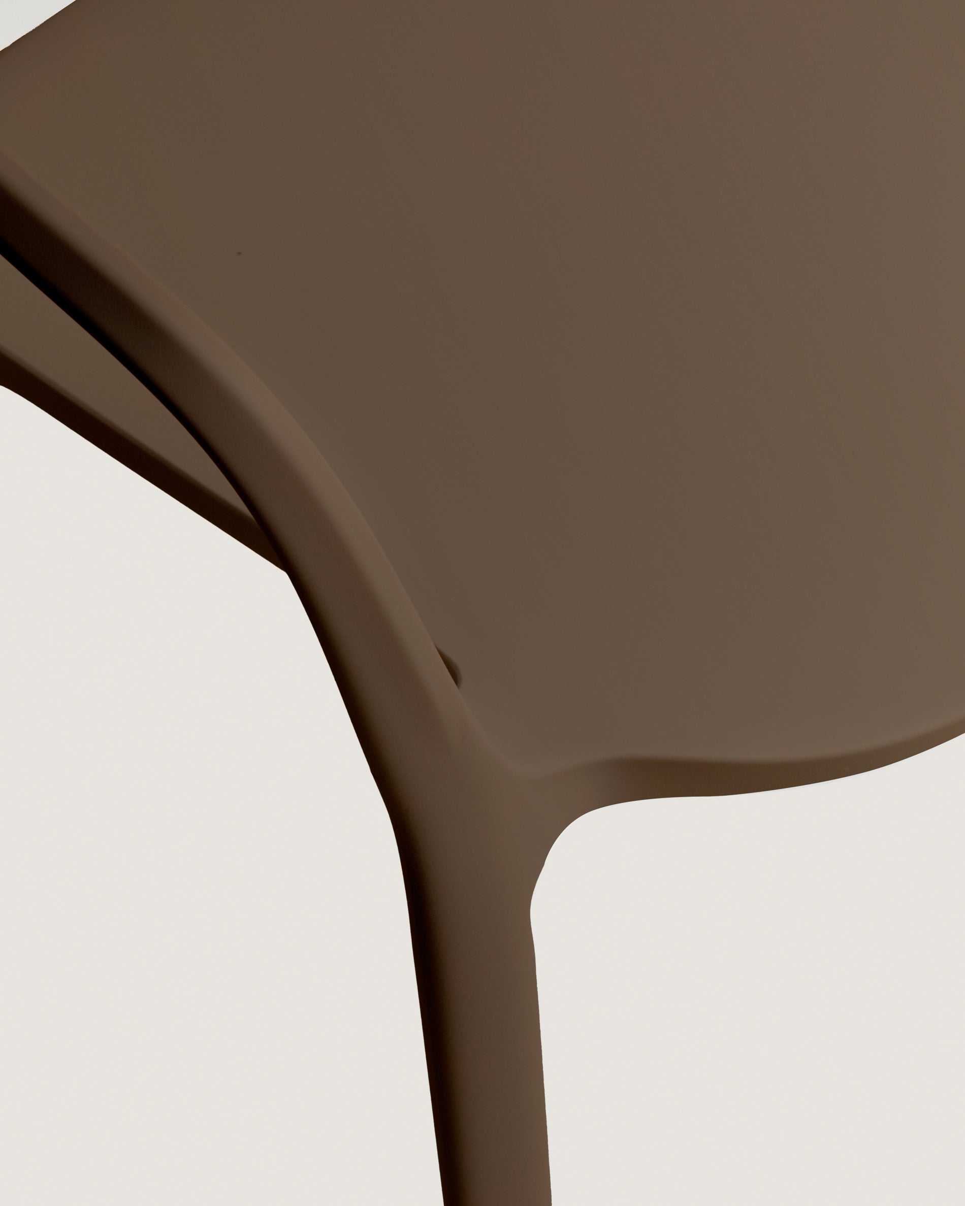 Stapelstuhl Ania in Dunkelbraun, zu 100 % für die Outdoor-Verwendung geeignet in Braun präsentiert im Onlineshop von KAQTU Design AG. Gartenstuhl ist von Kave Home