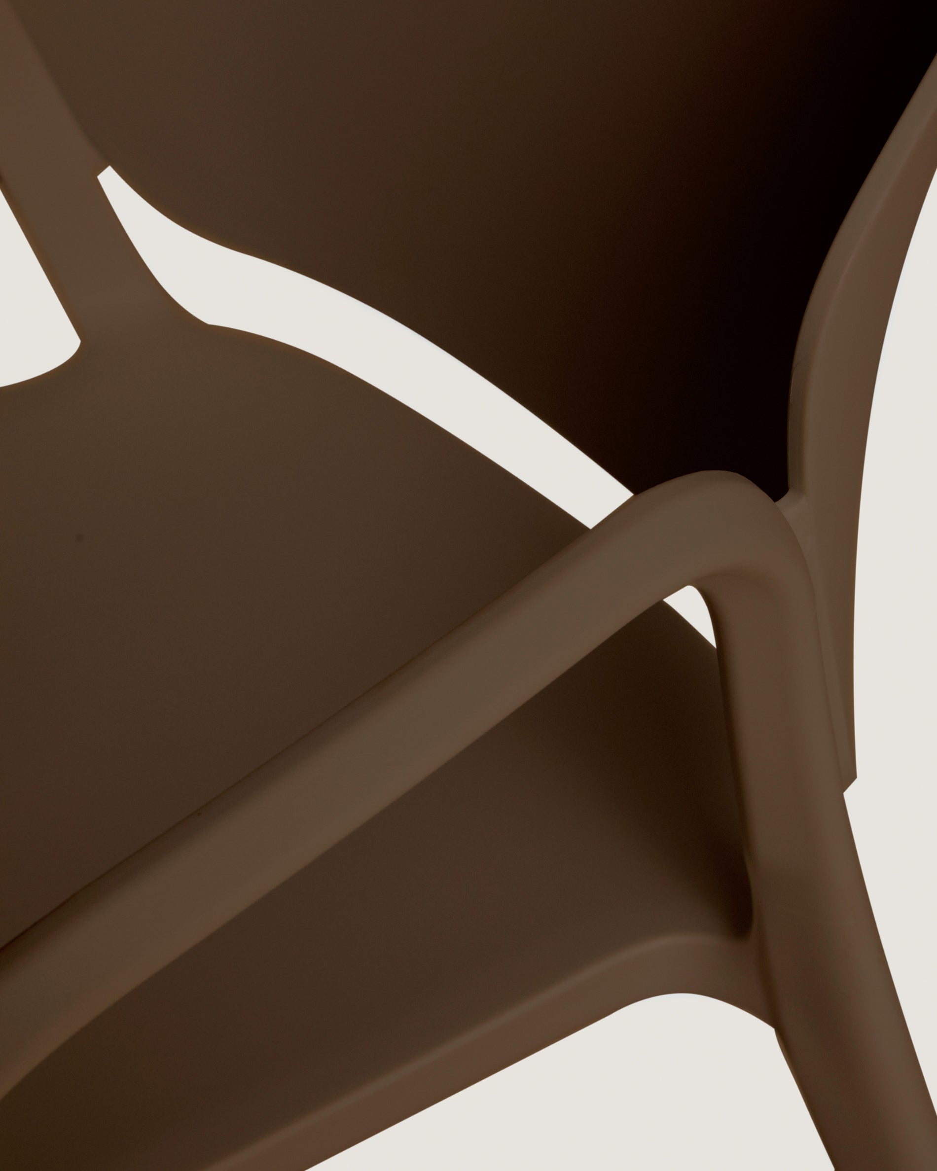 Stapelstuhl Ania in Dunkelbraun, zu 100 % für die Outdoor-Verwendung geeignet in Braun präsentiert im Onlineshop von KAQTU Design AG. Gartenstuhl ist von Kave Home