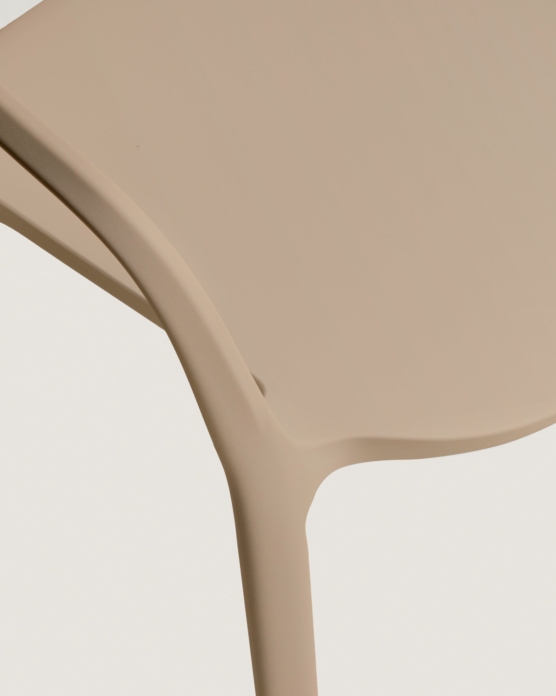 Stapelstuhl Ania in beige, zu 100 % für die Outdoor-Verwendung geeignet in Beige präsentiert im Onlineshop von KAQTU Design AG. Gartenstuhl ist von Kave Home