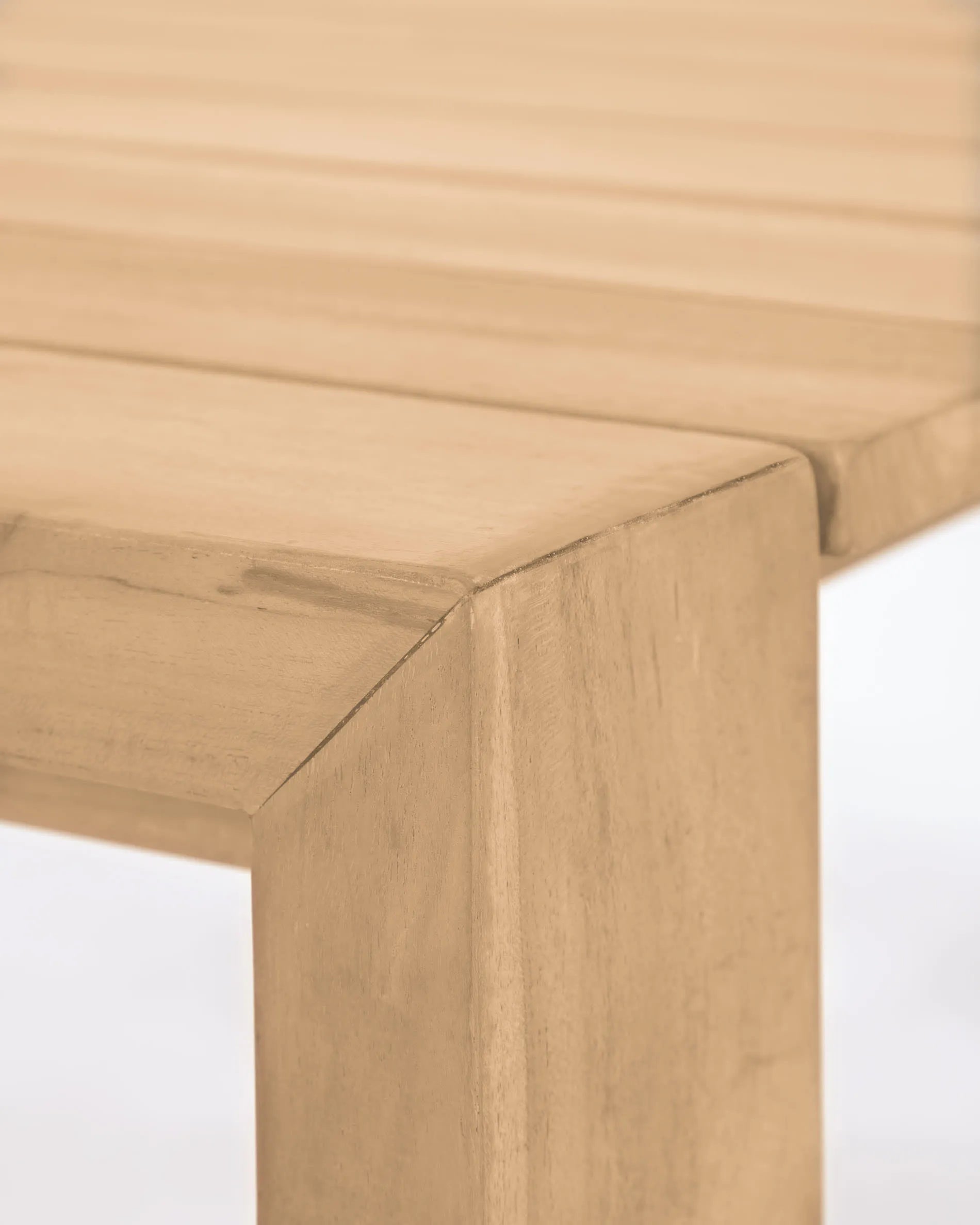 Eleganter Outdoortisch aus massivem Teakholz, 160 x 90 cm, von Kave Home. Perfekt für stilvolle Außenbereiche.