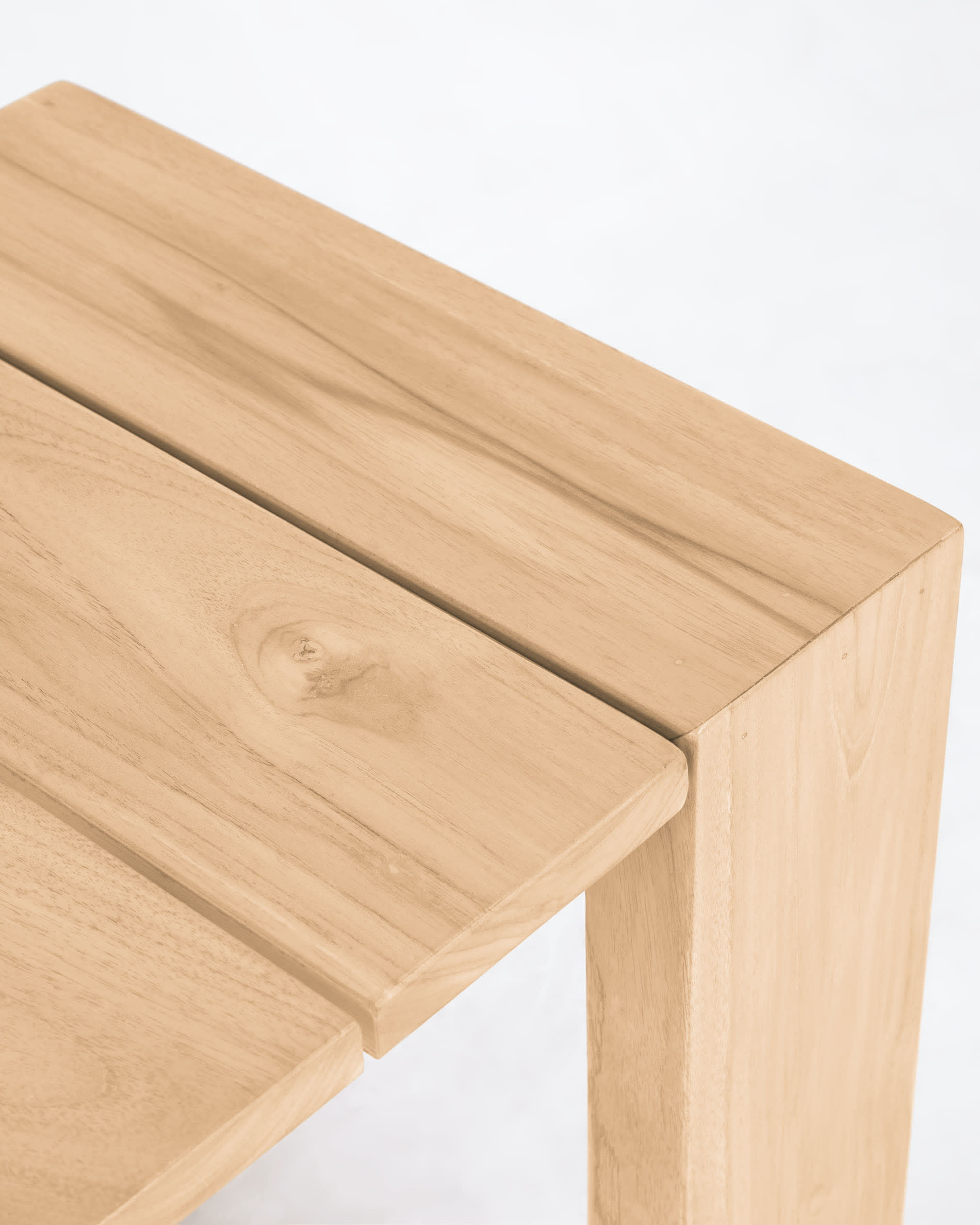 Stilvolle Gartenbank aus massivem Teakholz, perfekt für entspannte Stunden im Freien. Langlebig und wetterbeständig, ideal für jeden Außenbereich.