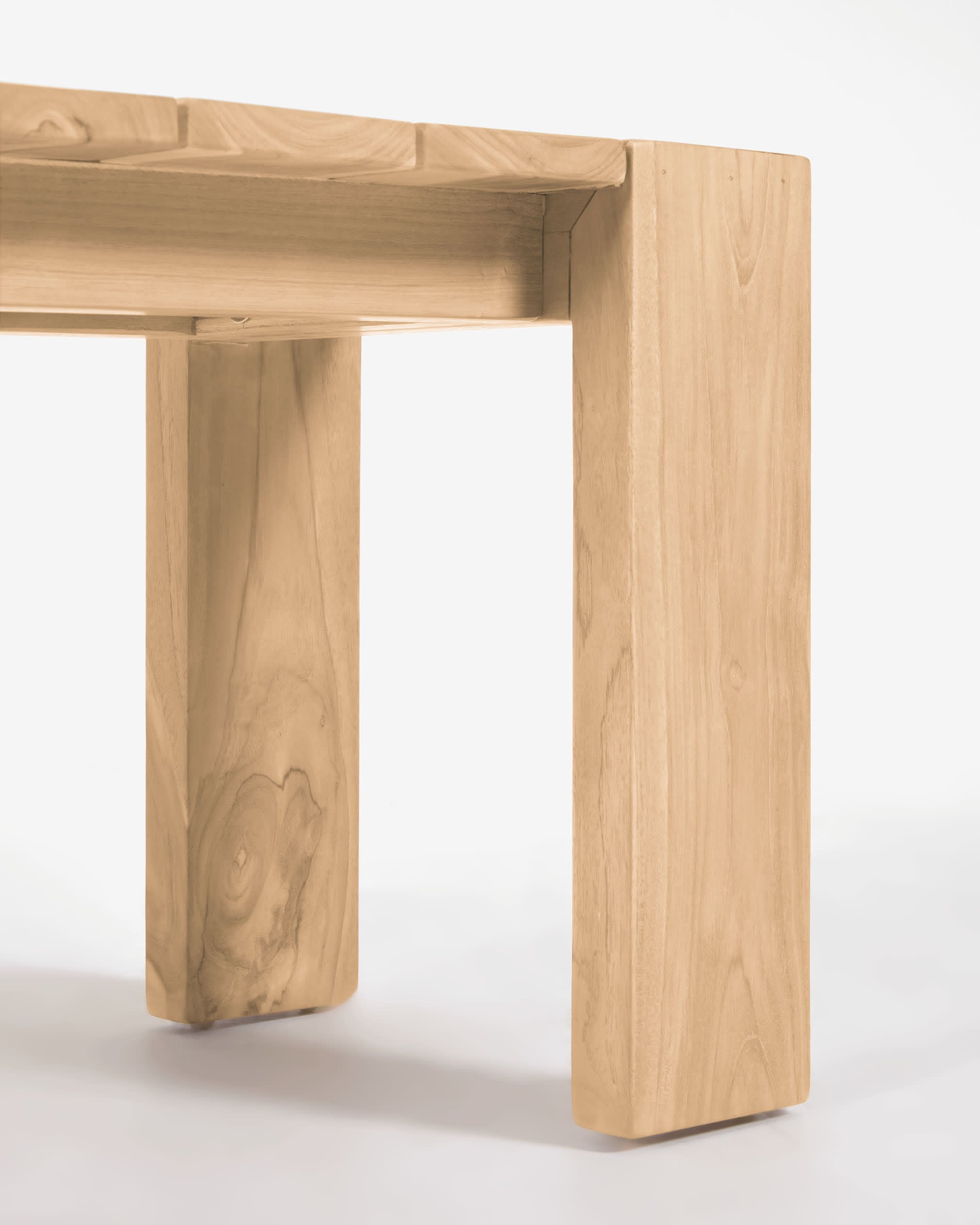 Genießen Sie die Eleganz der Gartenbank Victoire aus robustem Teakholz. Mit 175 cm bietet sie Platz für gesellige Momente im Freien.