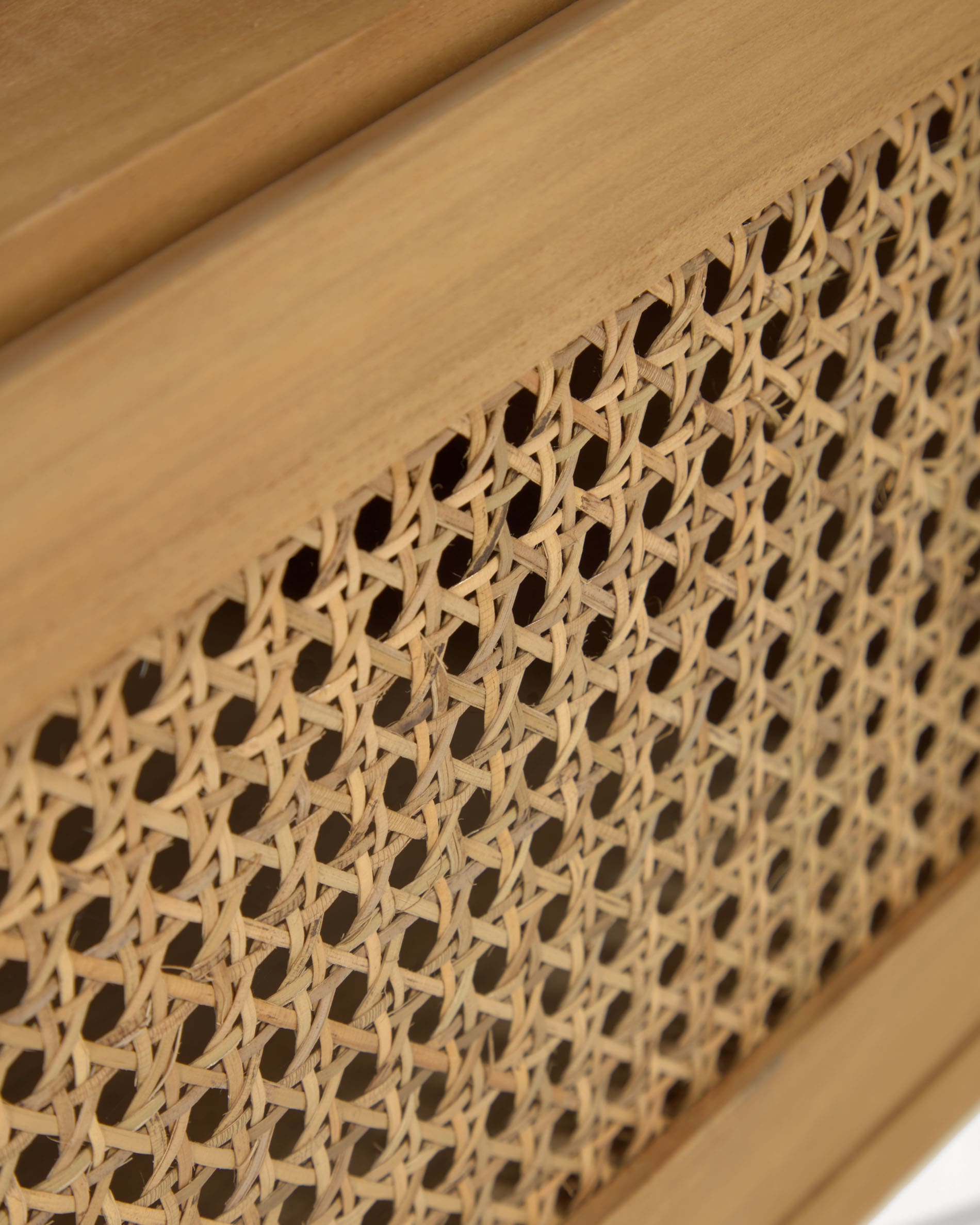 Hochwertiger Sabiela Wandschrank aus massivem Teakholz (86 x 45 cm) von Kave Home – vereint Funktionalität und elegantes Design für Ihr Badezimmer.