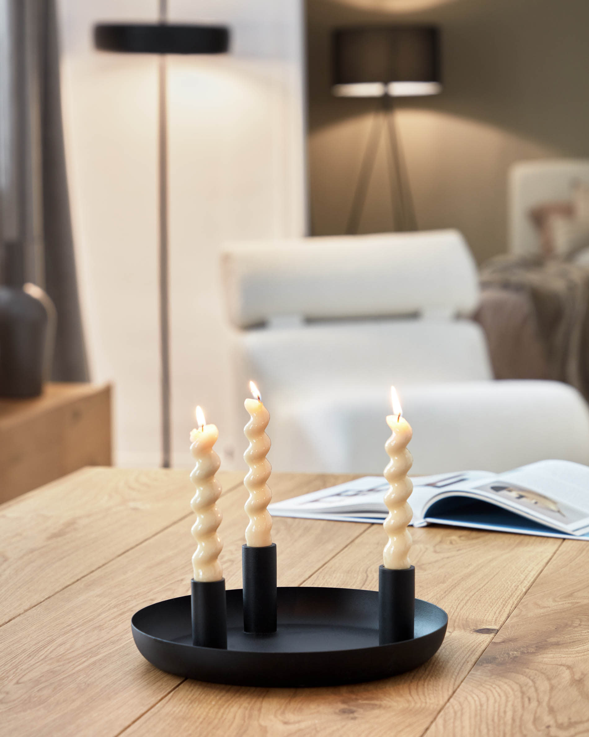 Eleganter Lotty Tisch von Kave Home, 180 x 100 cm, aus hochwertigem Eichenfurnier mit natürlichem Finish und stilvollen Glasbeinen. Ideal für gesellige Runden.