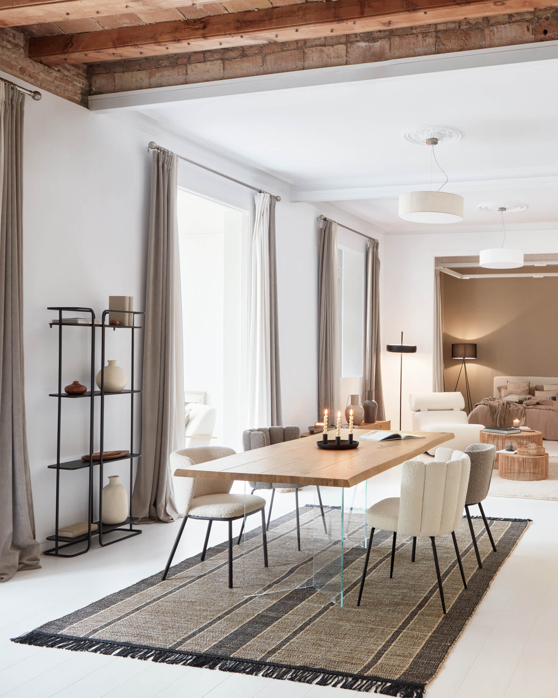 Eleganter Lotty Tisch aus Eichenfurnier mit natürlichem Finish, Glasbeinen und 160x90 cm, perfekt für moderne Wohnräume.