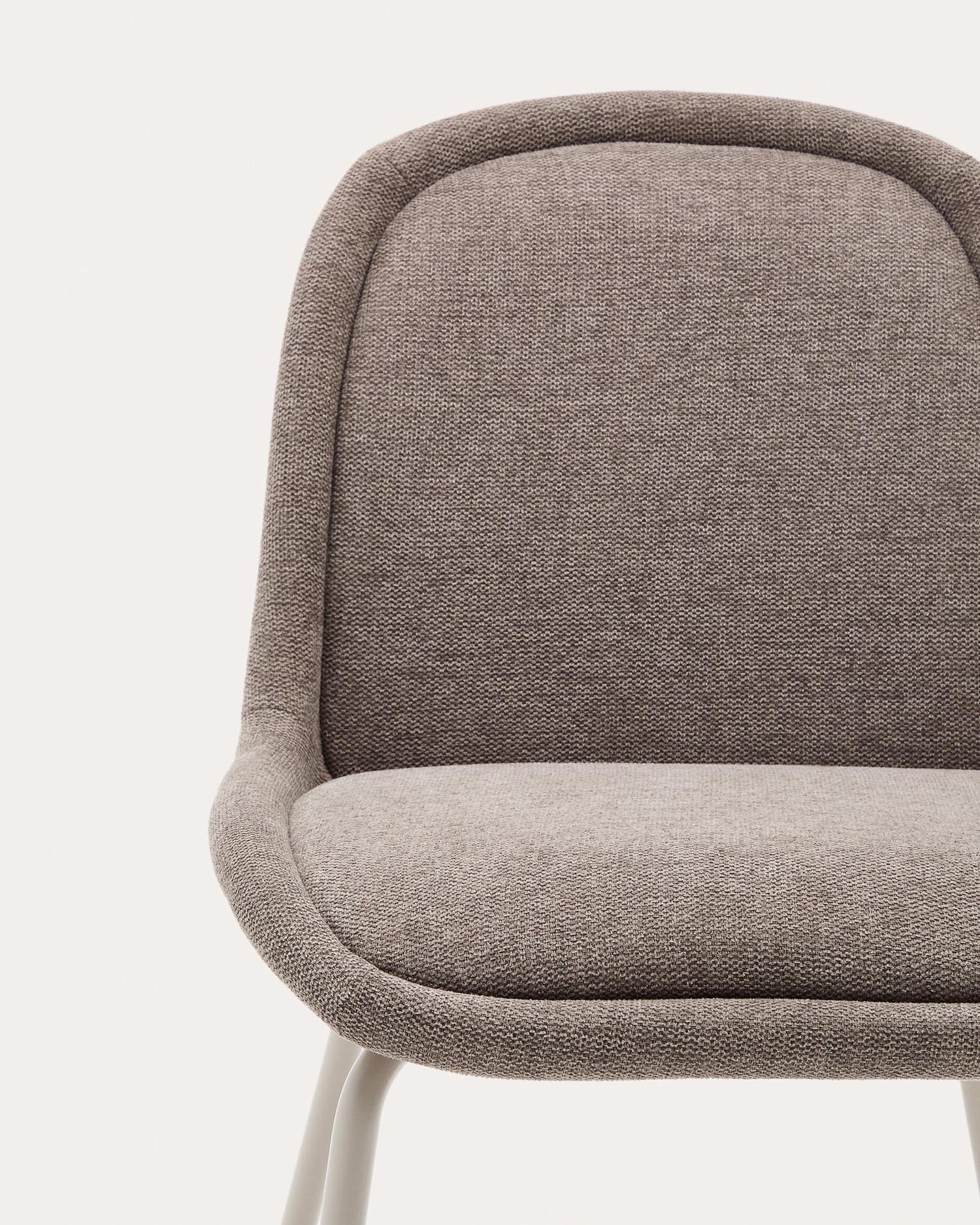 Eleganter Aimin Stuhl aus weichem hellbraunem Chenille und robusten Stahlbeinen mit mattem Finish. Ideal für stilvolle und nachhaltige Einrichtung.