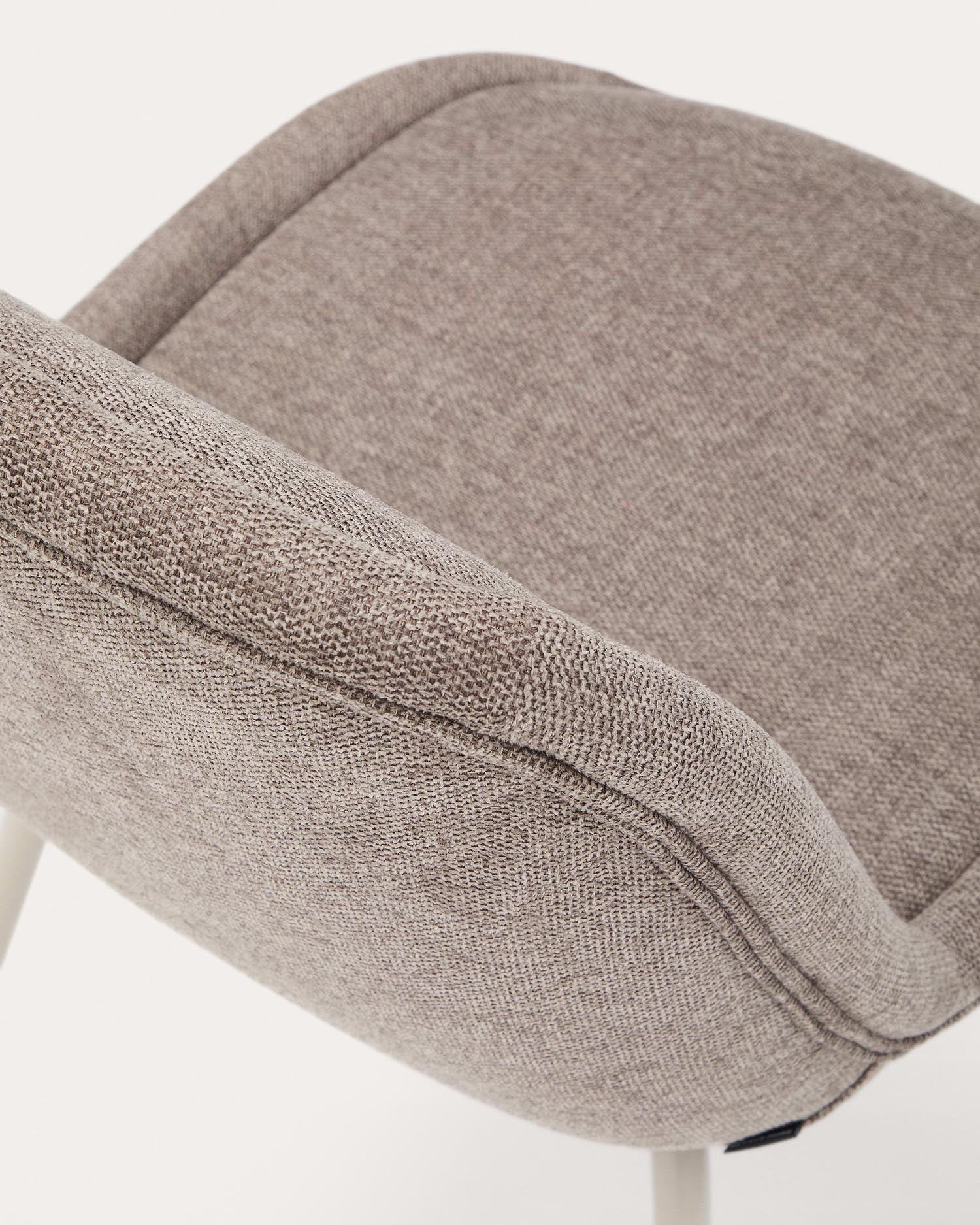 Eleganter Aimin Stuhl aus weichem hellbraunem Chenille und robusten Stahlbeinen. Ideal für stilvolle und nachhaltige Einrichtung.