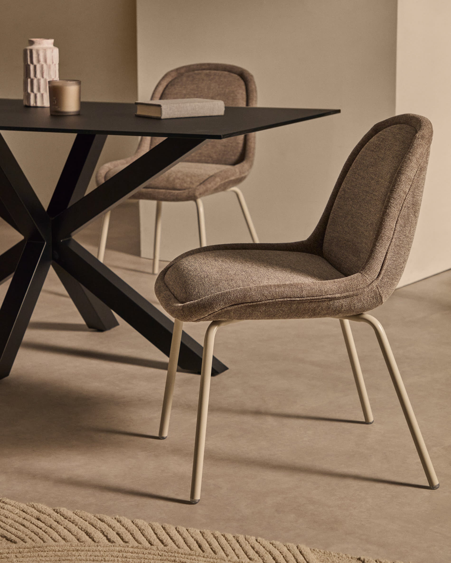 Moderner Aimin Stuhl mit hellbrauner Chenille, robusten Stahlbeinen in mattem Beige und FSC-zertifiziertem Material.