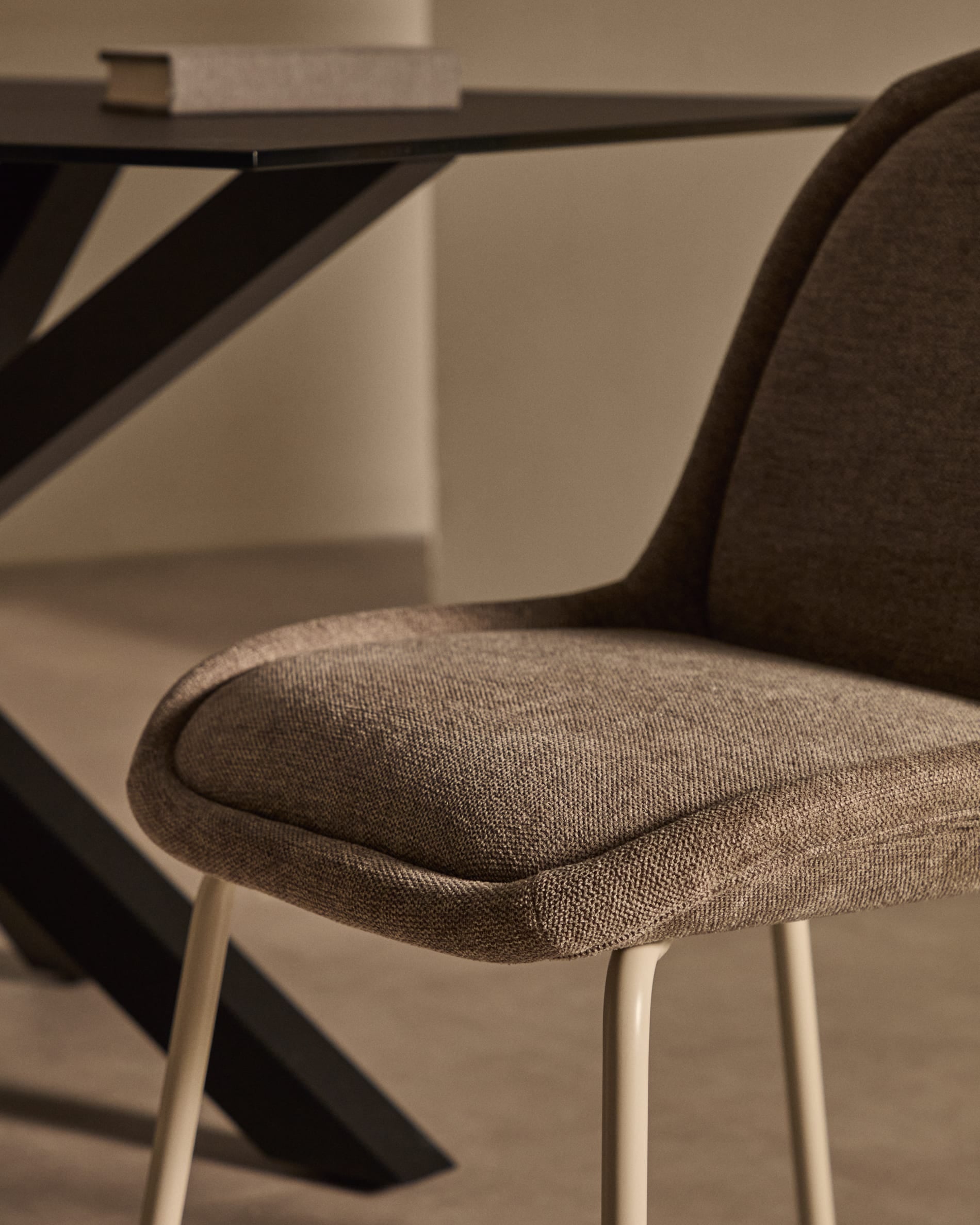 Eleganter Aimin Stuhl mit hellbraunem Chenillebezug, stabilen Stahlbeinen in mattem Beige und nachhaltigem FSC-Mix-Material.