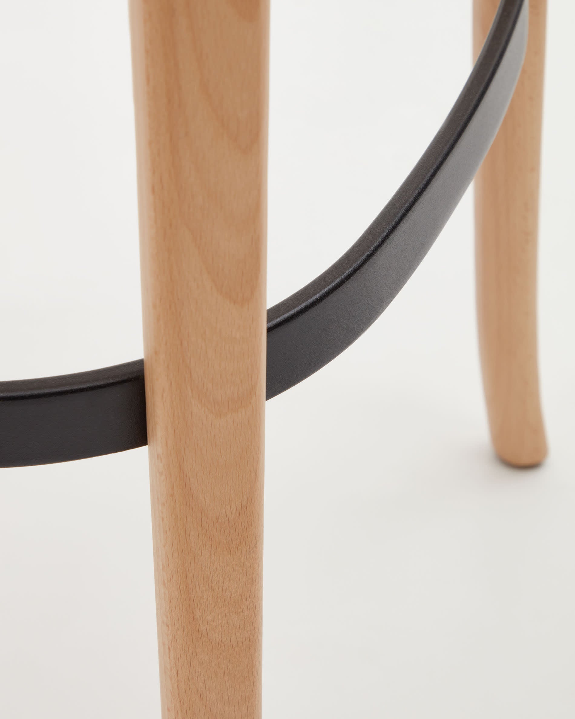 Der stilvolle Romane Hocker aus Buchenholz und Rattan (75 cm) bietet Komfort und Eleganz für jede Einrichtung.