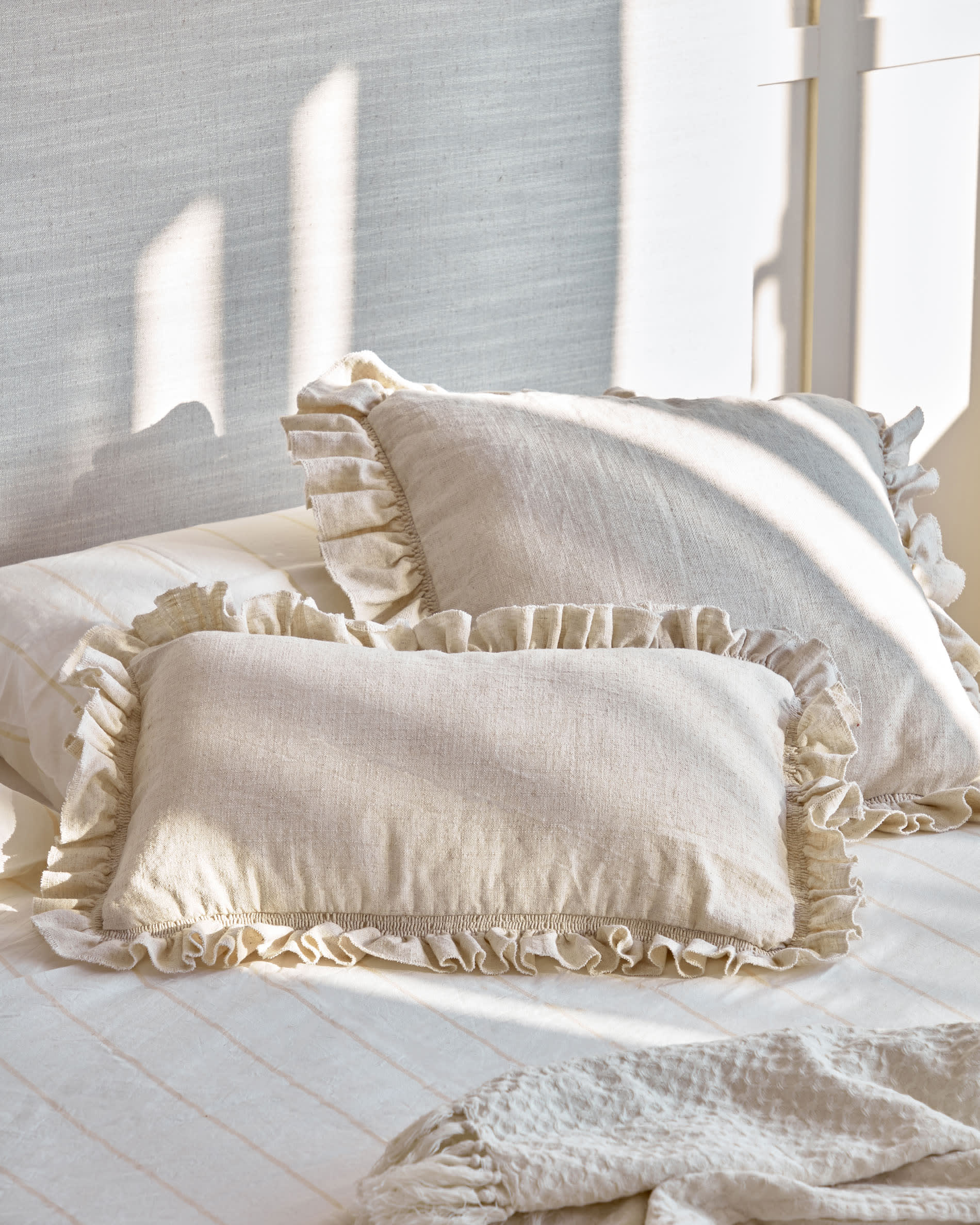 Entdecken Sie die Fluff Kissenfüllung 30 x 50 cm von Kave Home – ideal für perfekten Komfort und Formbeständigkeit, hypoallergen und pflegeleicht.