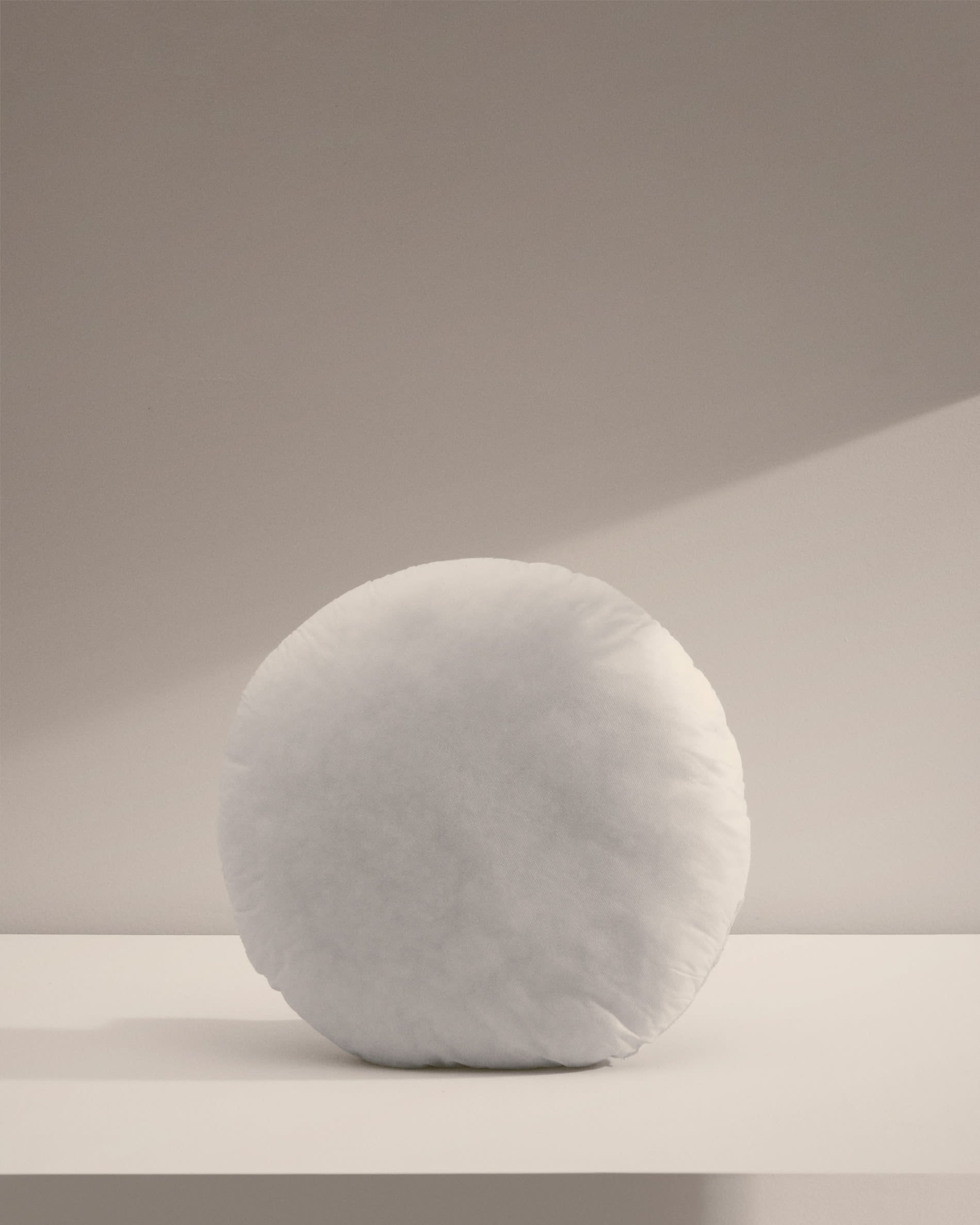 Entdecken Sie die Fluff Kissenfüllung Ø 45 cm von Kave Home – perfekt für jeden Raum, bietet Komfort, Atmungsaktivität und einfache Pflege.