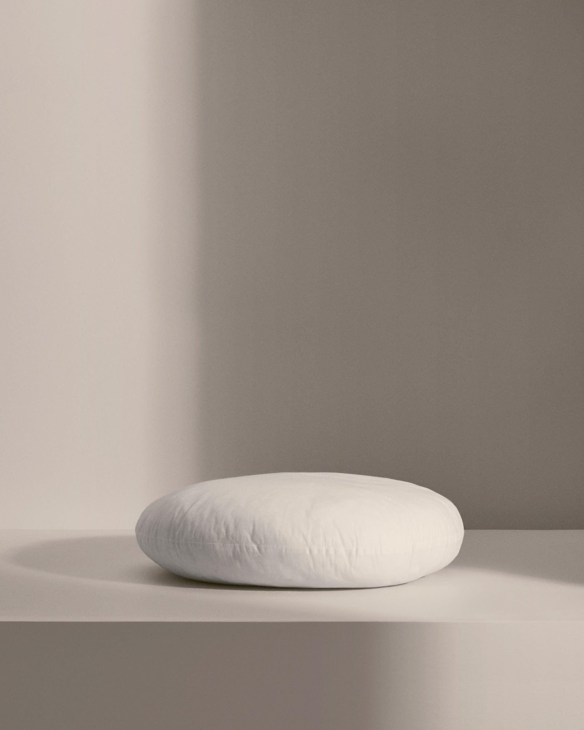 Erleben Sie die Fluff Kissenfüllung Ø 45 cm von Kave Home – ideal für stilvolle Akzente, langlebig, hypoallergen und pflegeleicht für Ihr Zuhause.