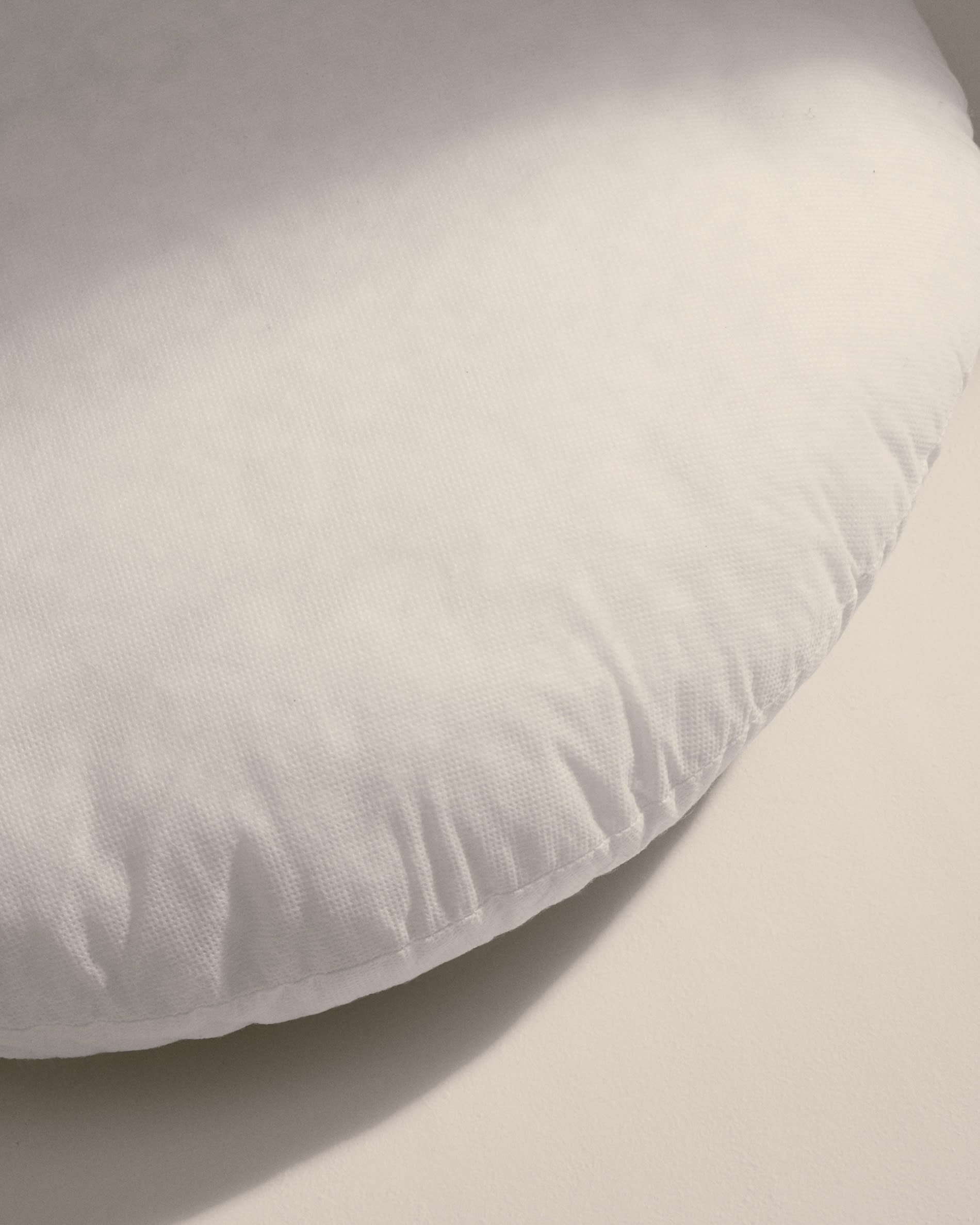 Entdecken Sie die Fluff Kissenfüllung Ø 45 cm von Kave Home – perfekt für Komfort und Stil, langlebig, atmungsaktiv und pflegeleicht.