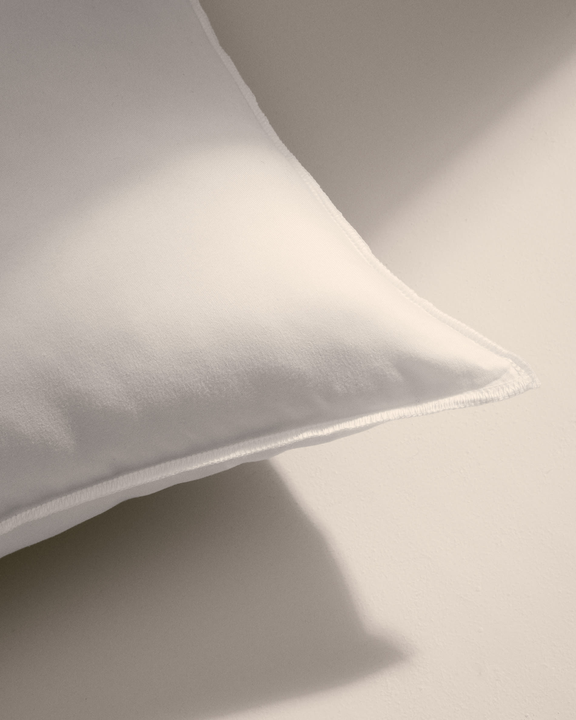 Fluff Kissenfüllung 50x50 cm von Kave Home, perfekt für dekorative Kissen, bietet Komfort und Stil für Ihr Zuhause.