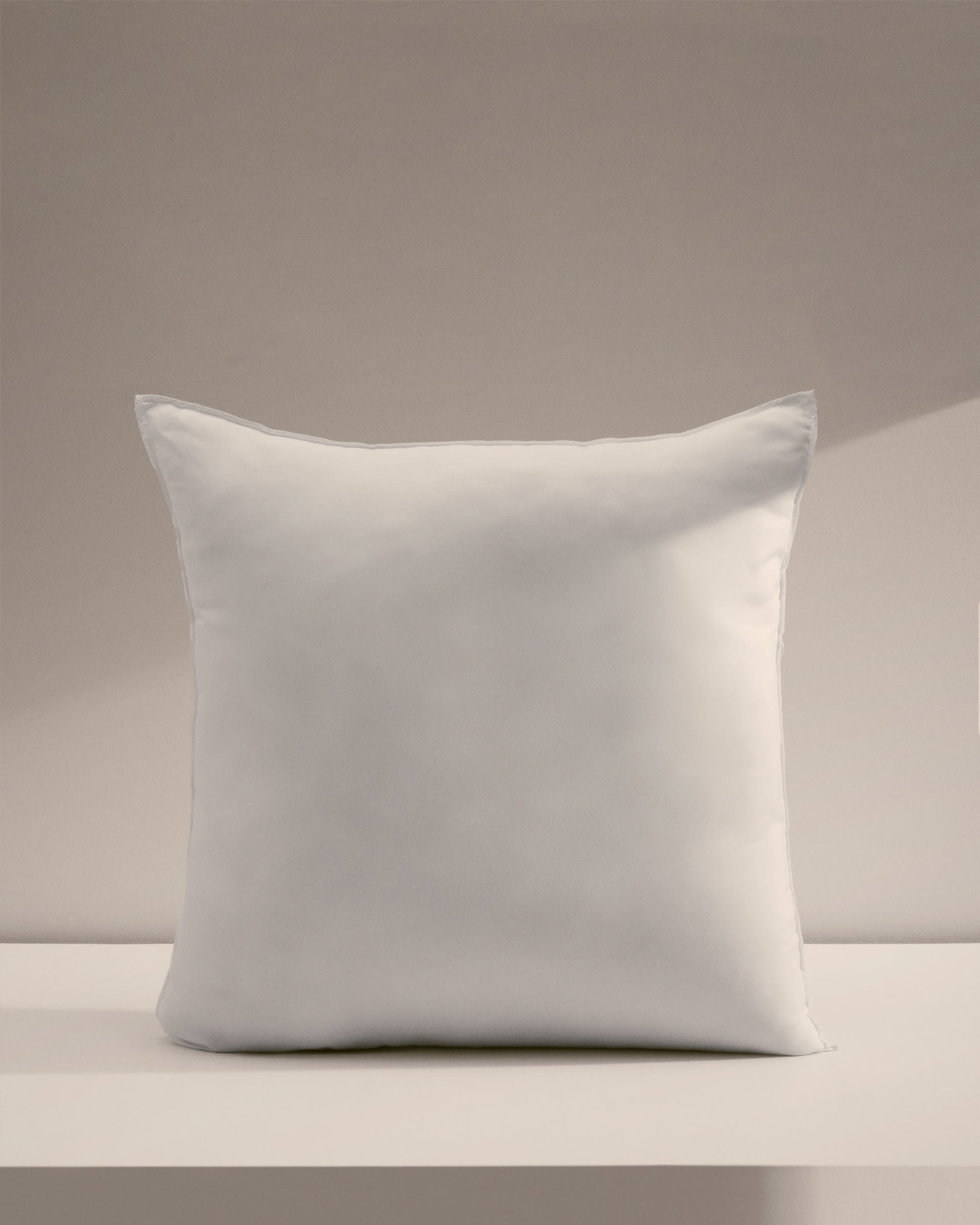 Die Fluff Kissenfüllung 60x60 cm von Kave Home bietet weichen Komfort, ist langlebig und ideal für Ihre Kissenbezüge.