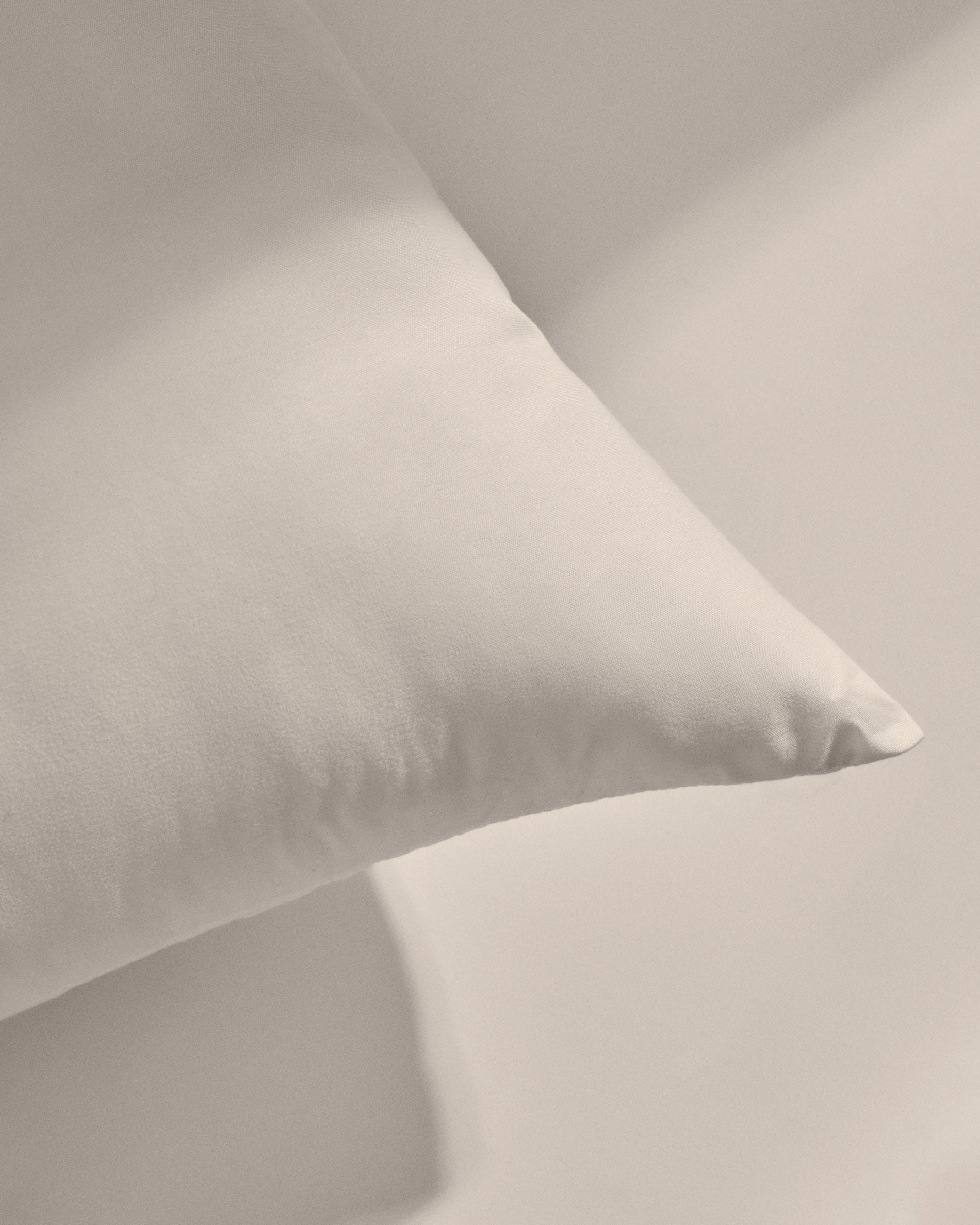 Kissenfüllung Fluff 70 x 70 cm, hergestellt in Spanien in Weiß präsentiert im Onlineshop von KAQTU Design AG. Kissenfüllung ist von Kave Home