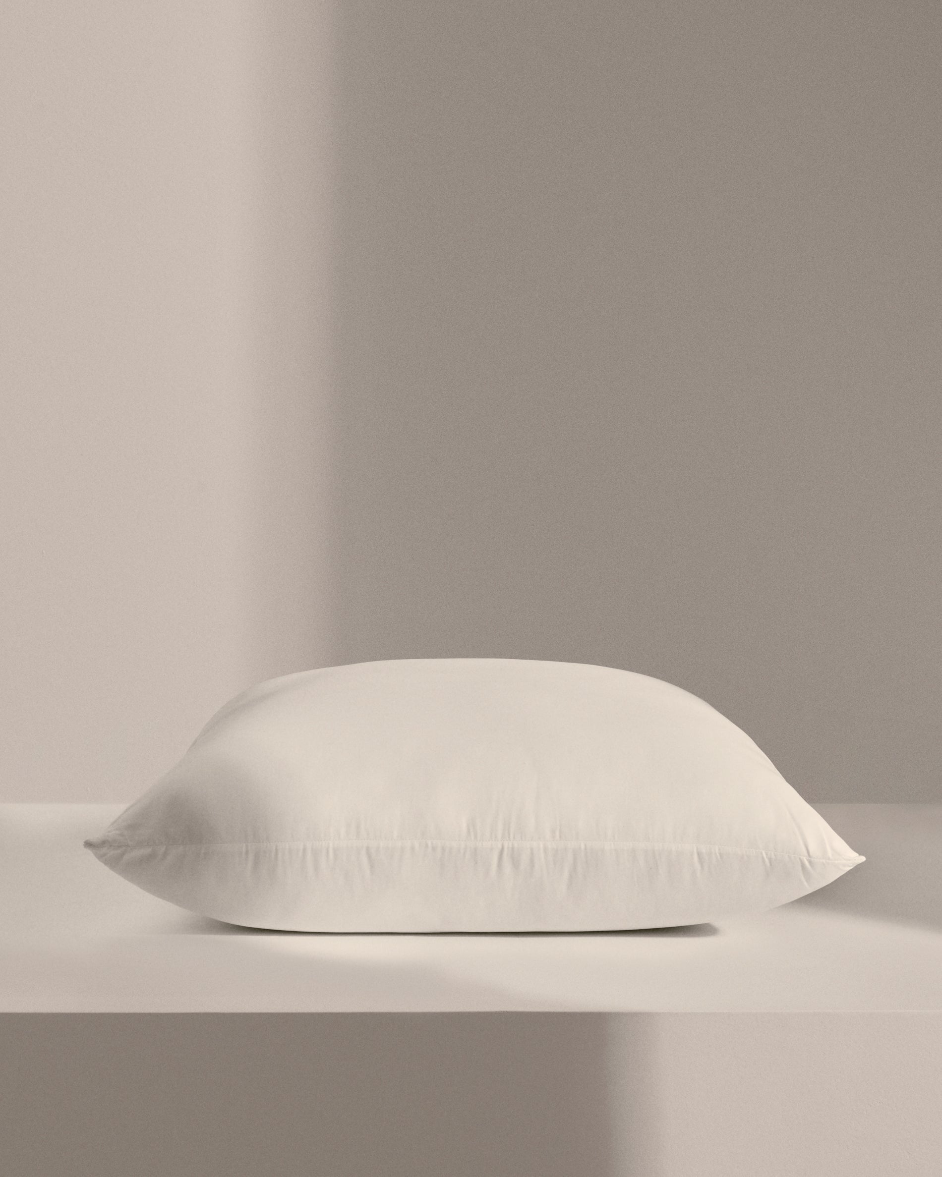 Kissenfüllung Fluff 70 x 70 cm, hergestellt in Spanien in Weiß präsentiert im Onlineshop von KAQTU Design AG. Kissenfüllung ist von Kave Home