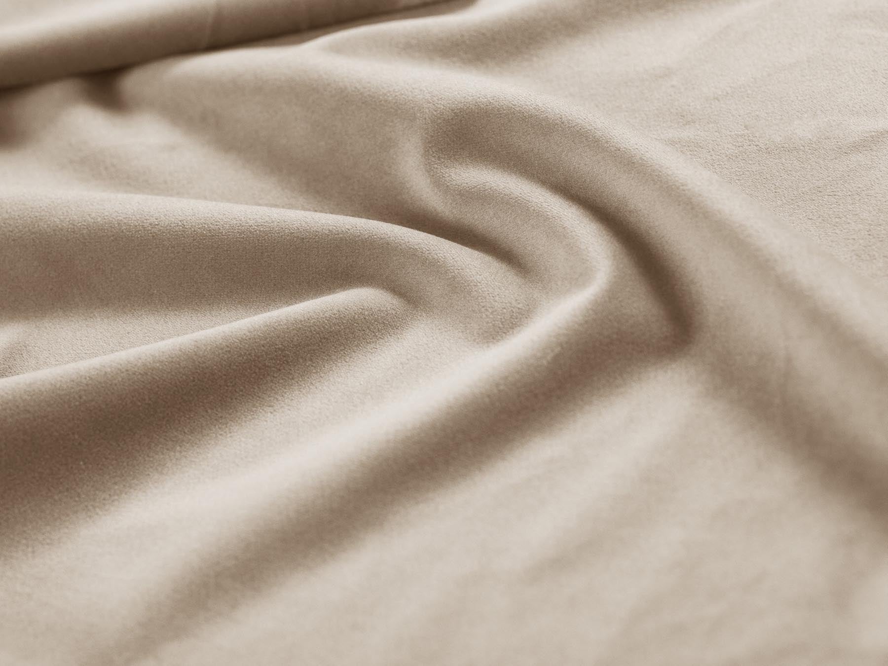Stylisches 2-Sitzer Sofa Hawaii in zartem Beige, gefertigt aus hochwertigem Magic Velvet, perfekt für stilvolle Wohnräume und entspannte Stunden.