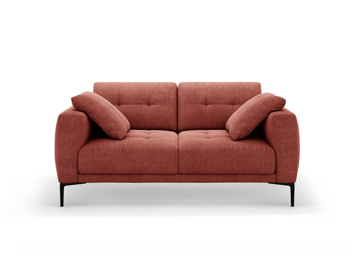 Beige Lazio 2-Sitzer Sofa von Cosmopolitan Design mit Sorella-Stoffbezug, Massivholzrahmen und schwarzen Metallbeinen im Studio.