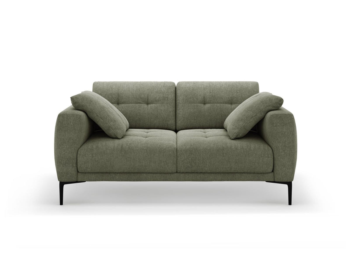 Beige Lazio 2-Sitzer Sofa von Cosmopolitan Design mit Sorella-Stoffbezug, Massivholzrahmen und schwarzen Metallbeinen im Studio.