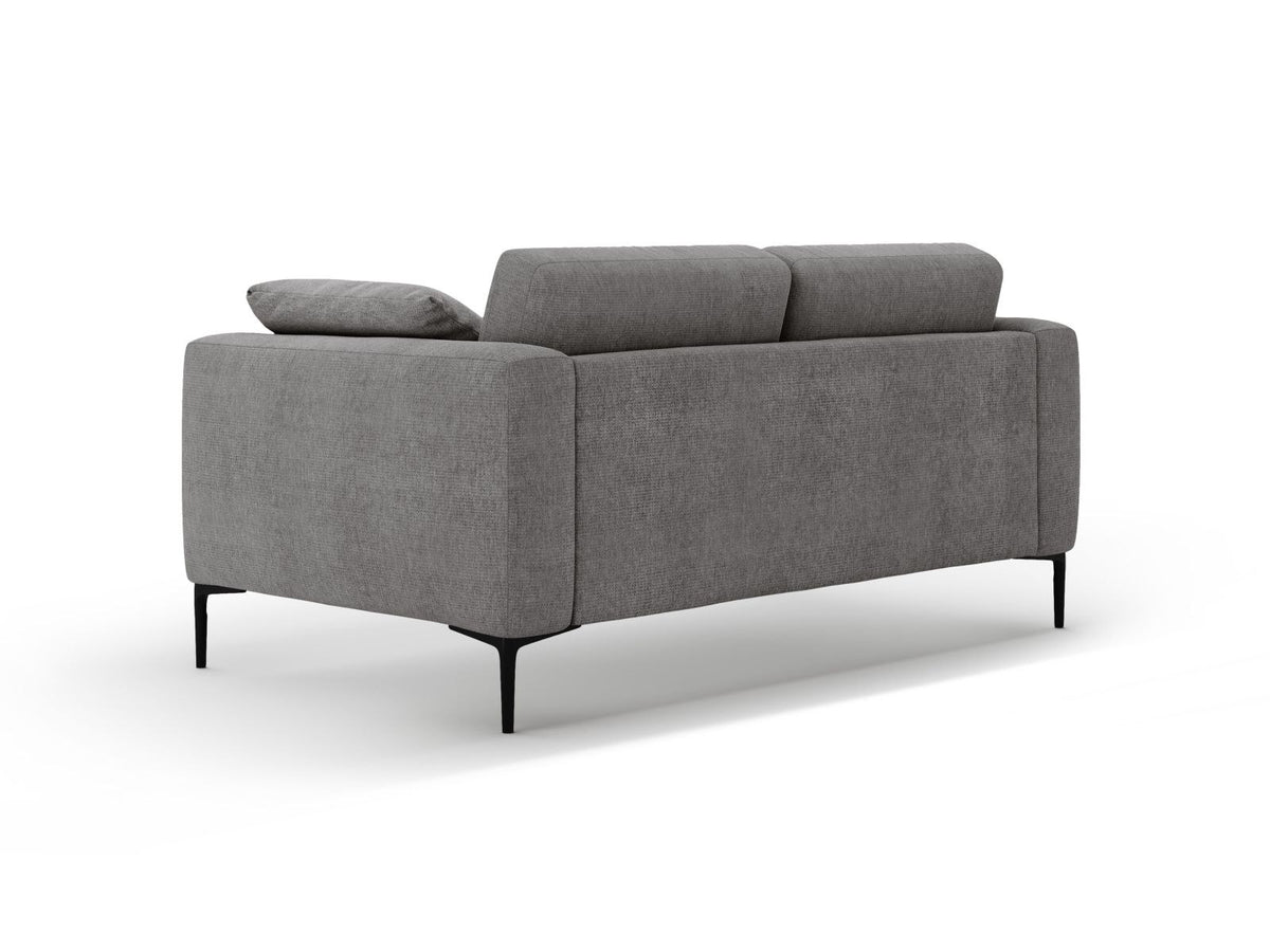 Beige Lazio 2-Sitzer Sofa von Cosmopolitan Design mit Sorella-Stoffbezug, Massivholzrahmen und schwarzen Metallbeinen im Studio.