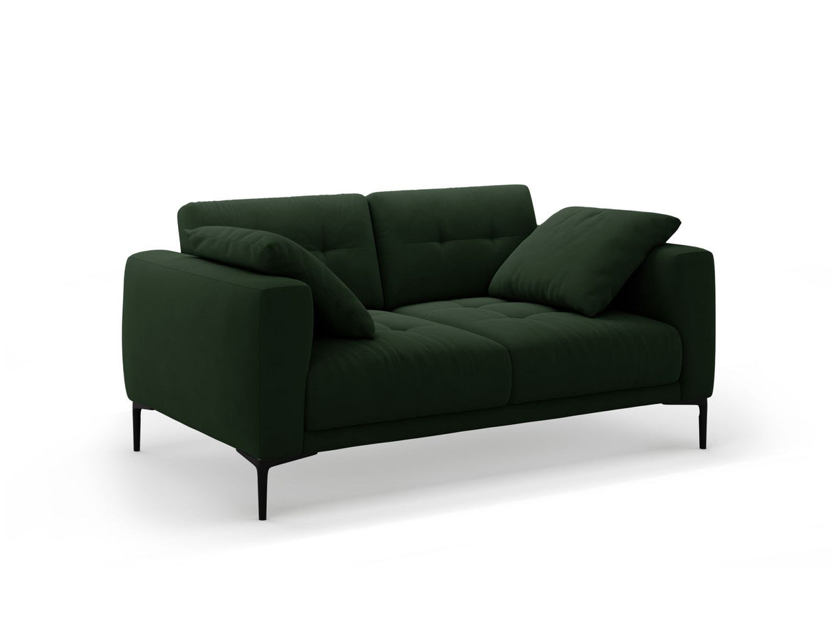 Beige Samt-Sofa Lazio mit zwei Sitzplätzen, Massivholzrahmen, schwarzen Metallbeinen und gepolsterter Rückenlehne aus Samtstoff.