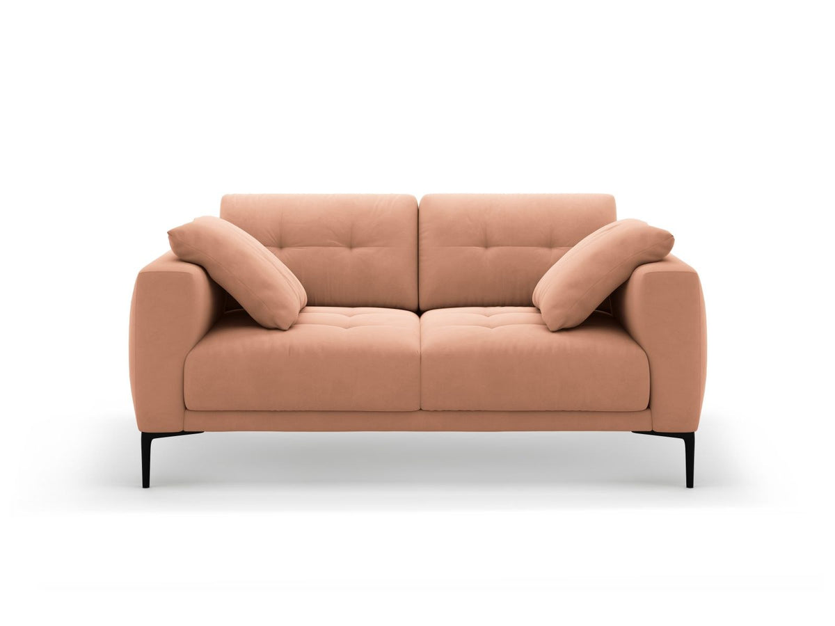 Beige Samt-Sofa Lazio mit zwei Sitzplätzen, Massivholzrahmen, schwarzen Metallbeinen und gepolsterter Rückenlehne aus Samtstoff.