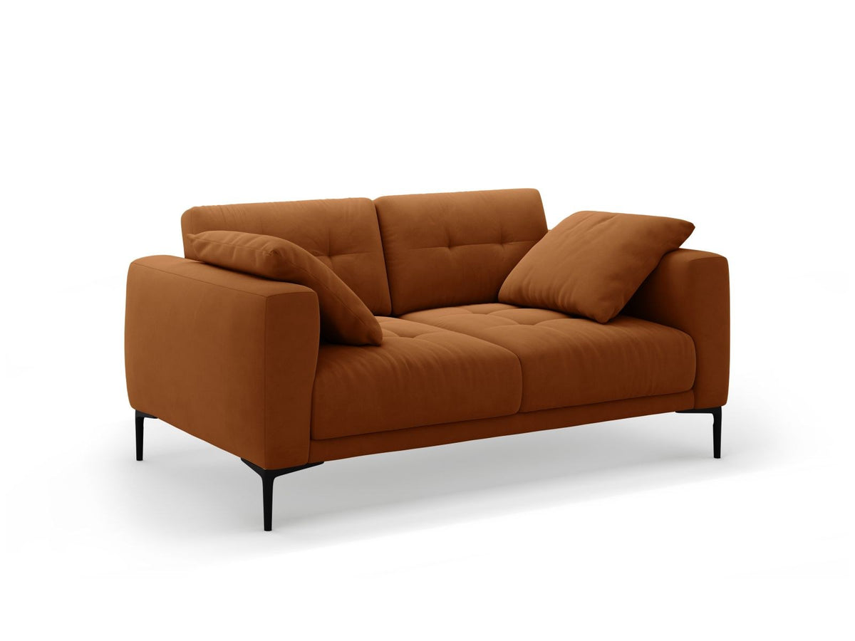 Beige Samt-Sofa Lazio mit zwei Sitzplätzen, Massivholzrahmen, schwarzen Metallbeinen und gepolsterter Rückenlehne aus Samtstoff.