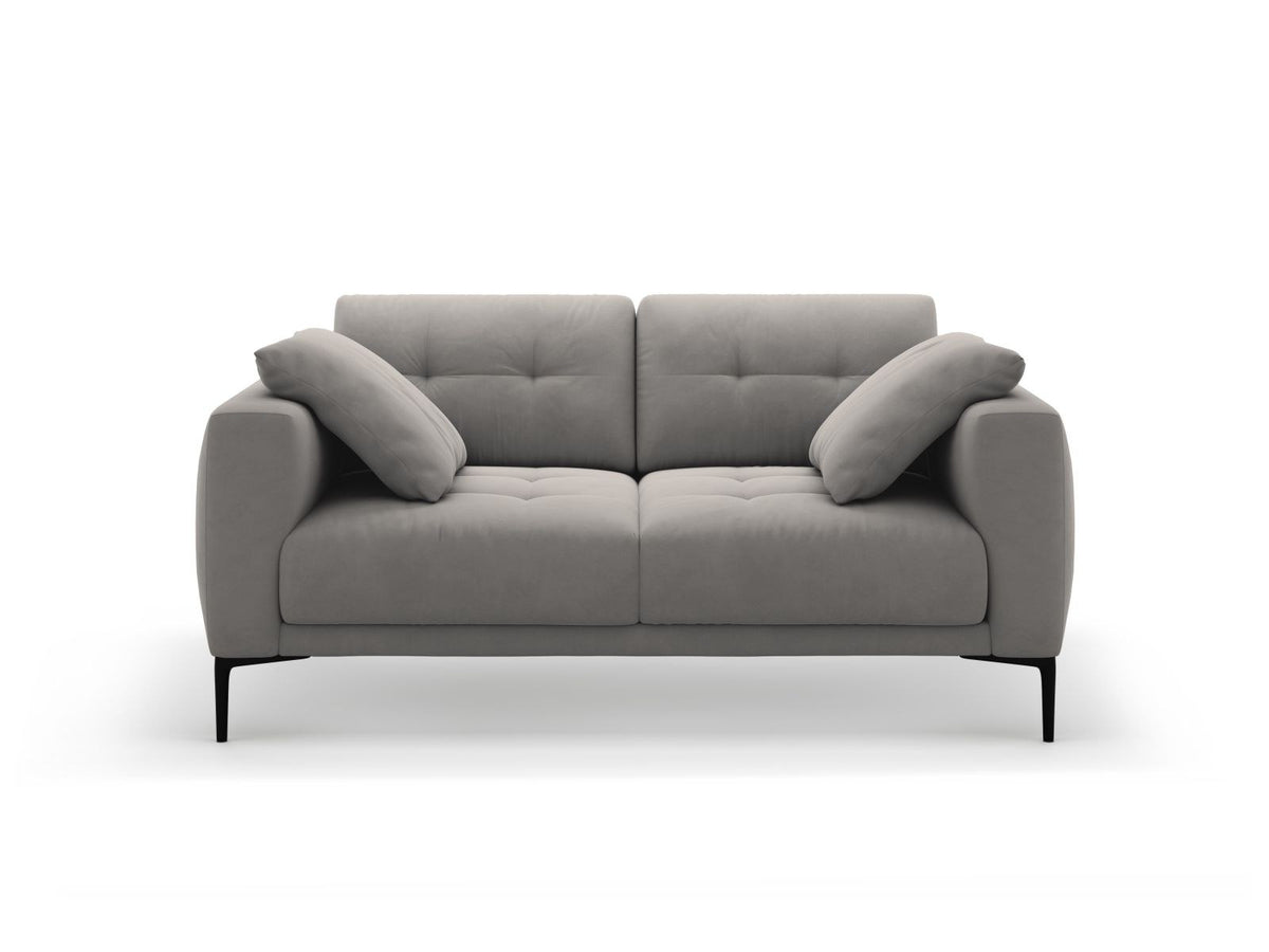 Beige Samt-Sofa Lazio mit zwei Sitzplätzen, Massivholzrahmen, schwarzen Metallbeinen und gepolsterter Rückenlehne aus Samtstoff.
