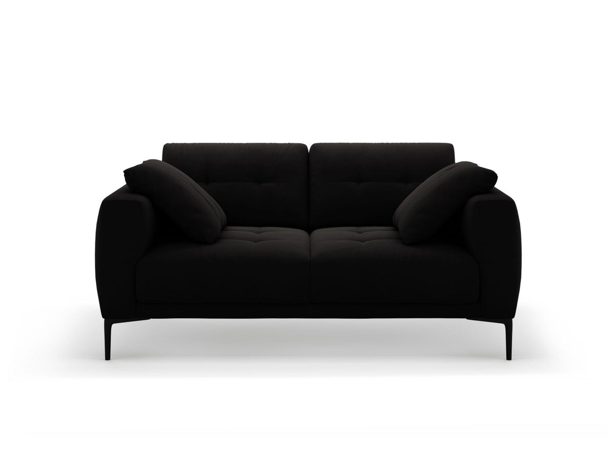 Beige Samt-Sofa Lazio mit zwei Sitzplätzen, Massivholzrahmen, schwarzen Metallbeinen und gepolsterter Rückenlehne aus Samtstoff.