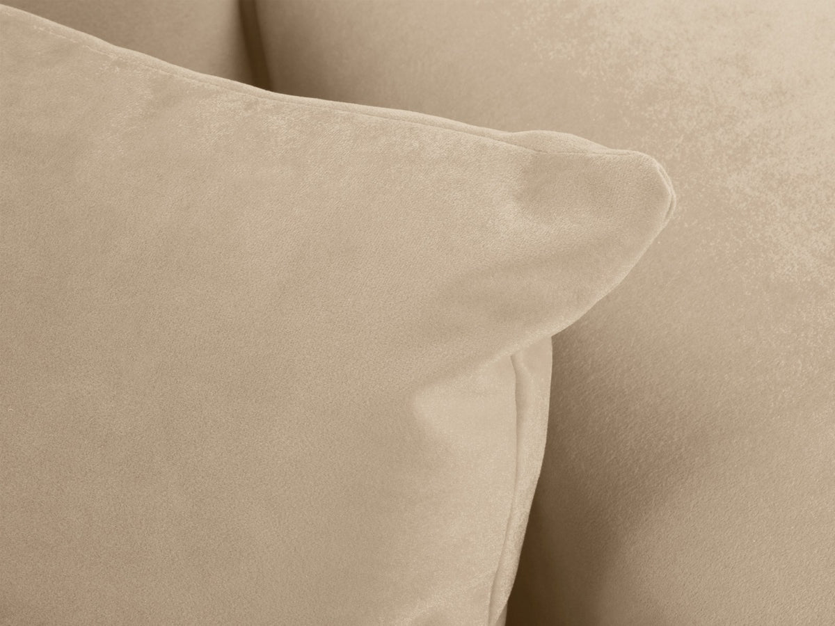 Zweisitzer-Sofa Siena in Beige-Salvador-Samt mit schwarzen Kunststoffbeinen, gepolsterter Sitzfläche und niedriger Rückenlehne, Frontansicht.