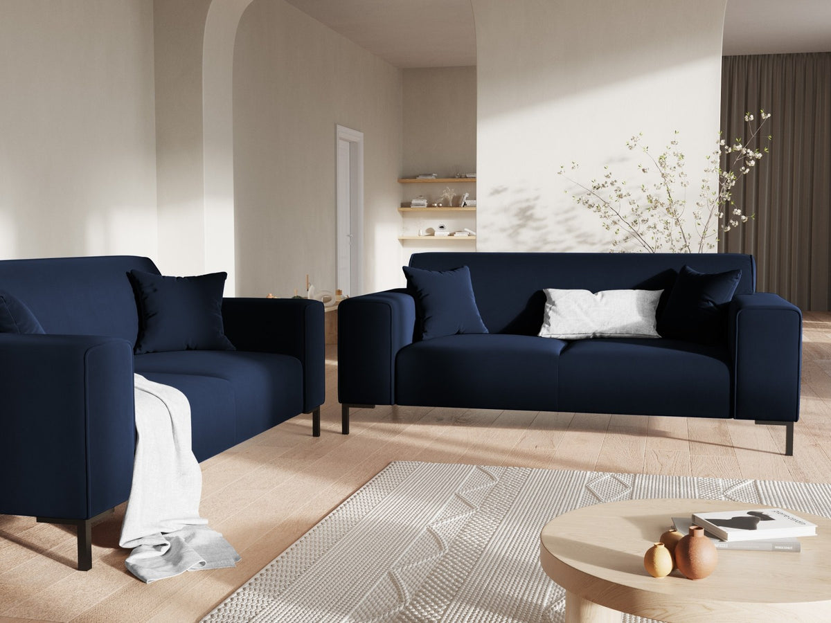Zweisitzer-Sofa Siena in Beige-Salvador-Samt mit schwarzen Kunststoffbeinen, gepolsterter Sitzfläche und niedriger Rückenlehne, Frontansicht.